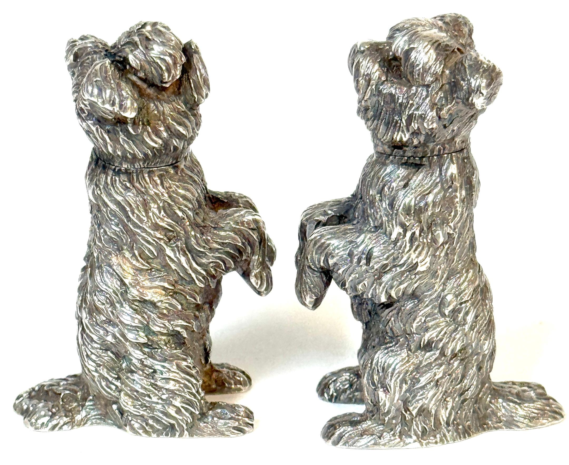 Paar Edwardian Sterling Terrier Salz & Pfeffer London, Jonathan Howell, 1906/1913 (Gegossen) im Angebot