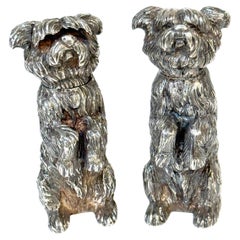 Pareja de saleros y pimenteros Terrier eduardianos de plata esterlina Londres, Jonathan Howell, 1906/1913