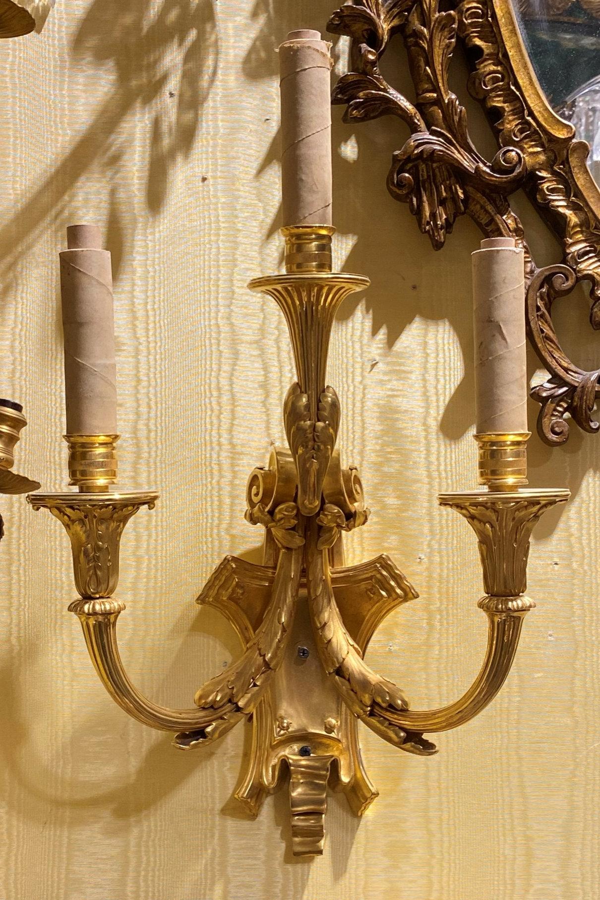 Paar E.F. 3-Licht-Wandleuchter aus vergoldeter Bronze im Louis-XVI.-Stil von Caldwell (Neoklassisches Revival) im Angebot