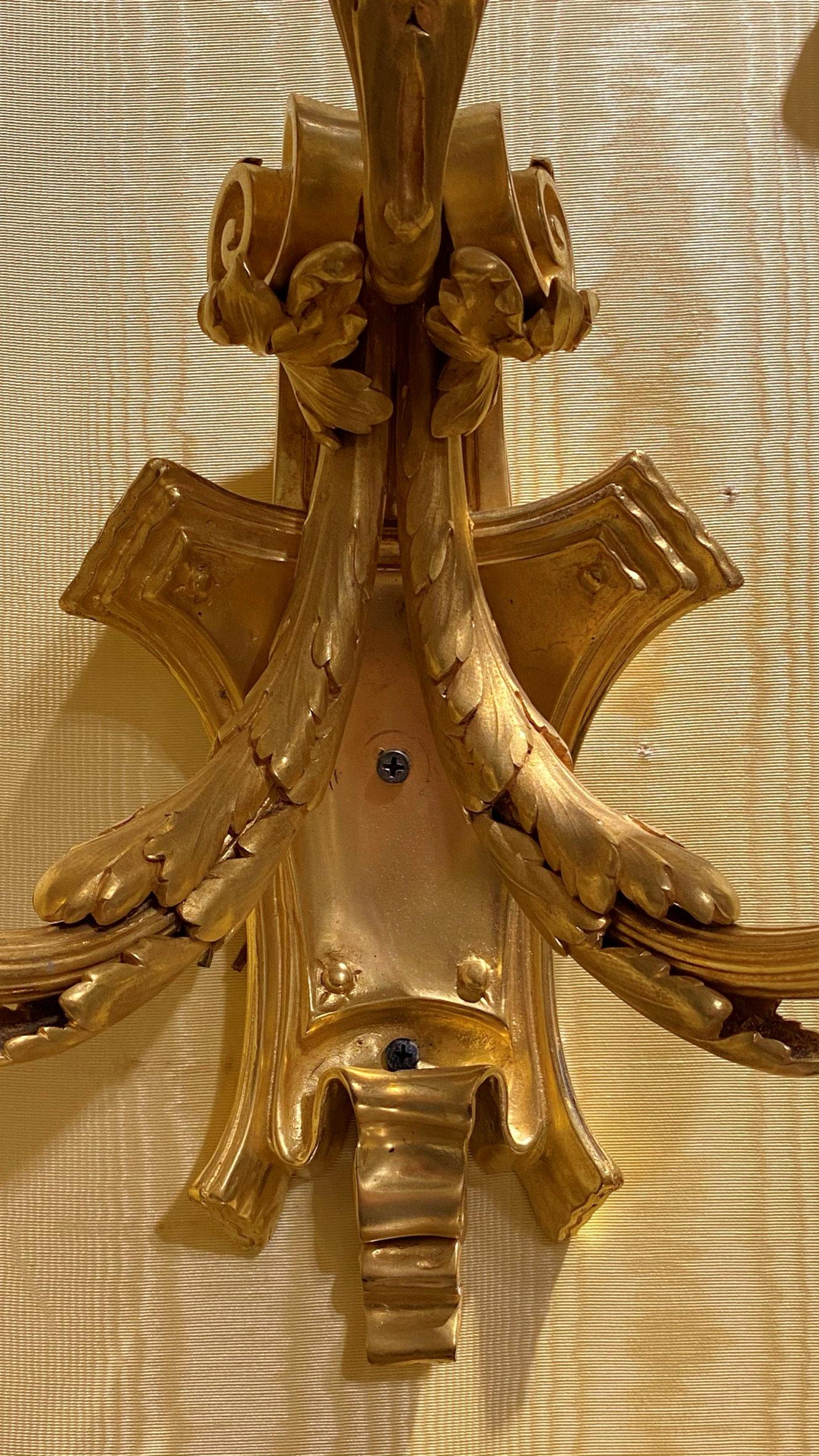 Paar E.F. 3-Licht-Wandleuchter aus vergoldeter Bronze im Louis-XVI.-Stil von Caldwell (amerikanisch) im Angebot