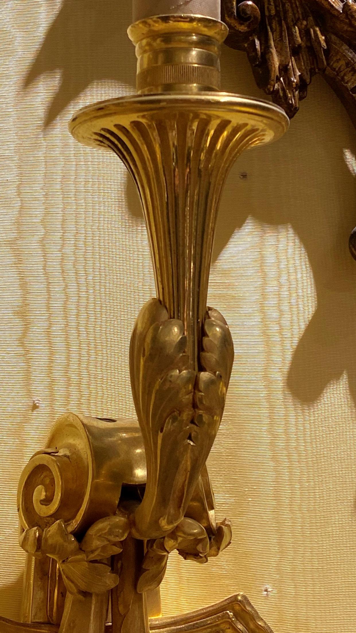 Paar E.F. 3-Licht-Wandleuchter aus vergoldeter Bronze im Louis-XVI.-Stil von Caldwell im Zustand „Gut“ im Angebot in New York, NY