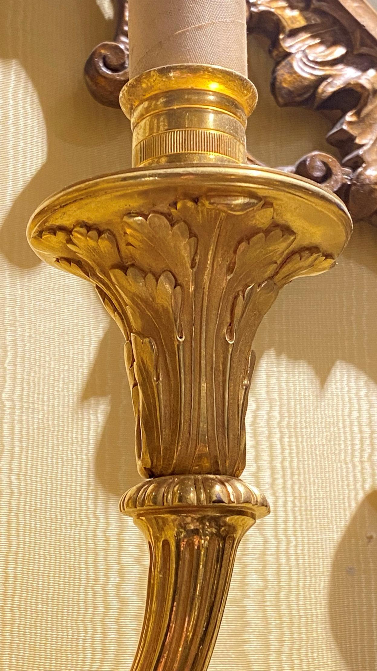 Paar E.F. 3-Licht-Wandleuchter aus vergoldeter Bronze im Louis-XVI.-Stil von Caldwell (19. Jahrhundert) im Angebot