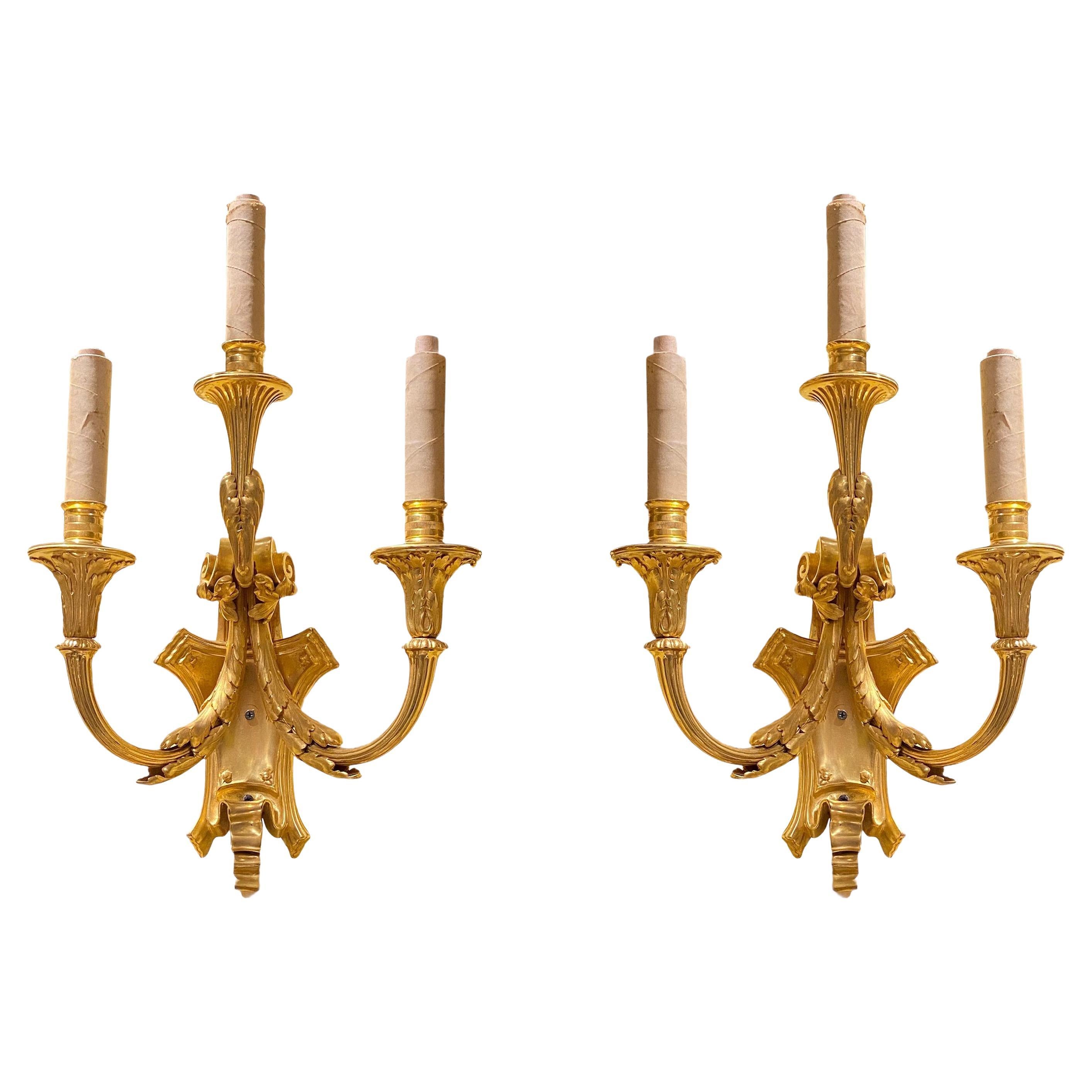 Paar E.F. 3-Licht-Wandleuchter aus vergoldeter Bronze im Louis-XVI.-Stil von Caldwell im Angebot