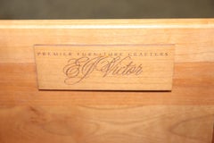 Paire E.J. Commodes ou tables de nuit russes en bouleau de style baltique de Victor Karelien