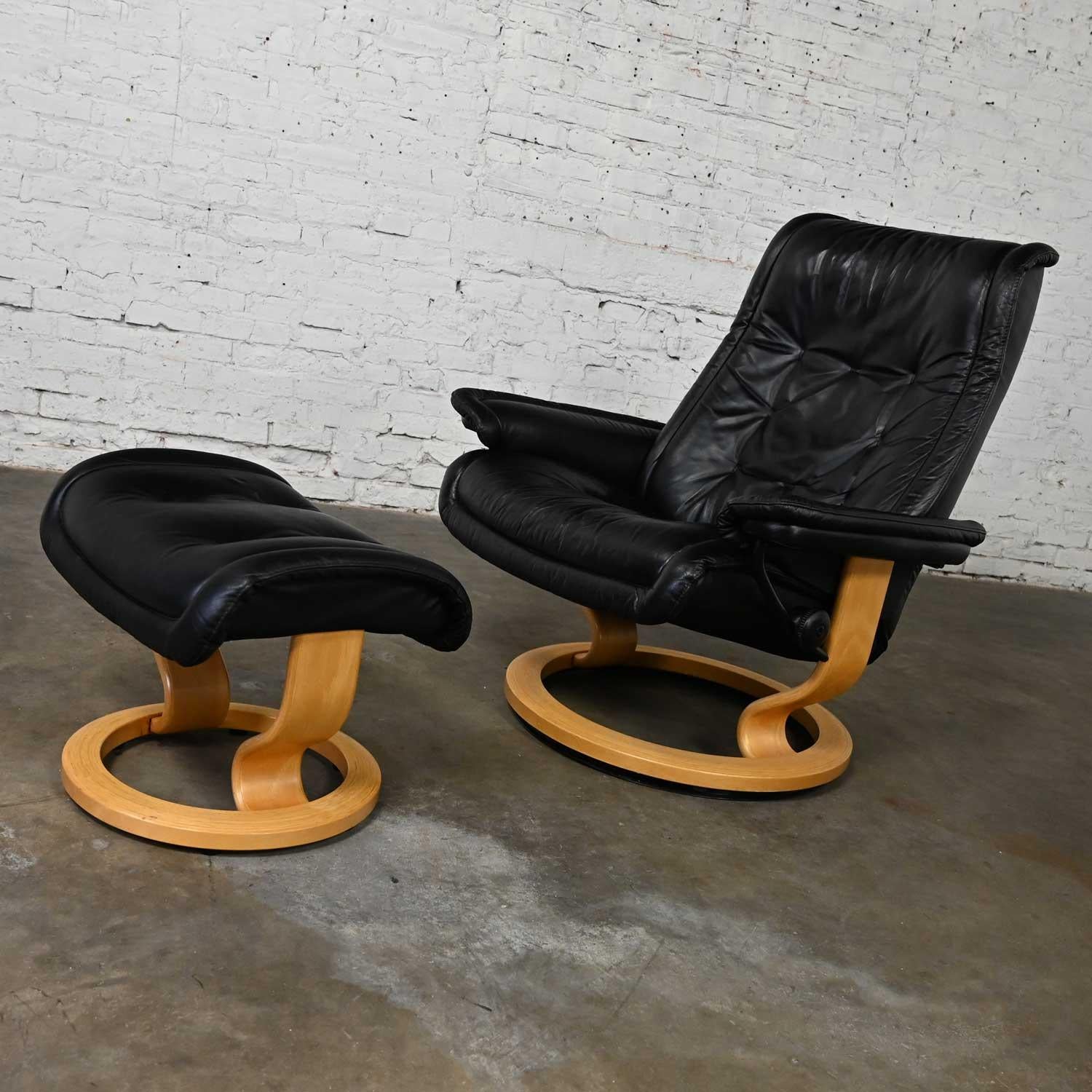 Pair Ekornes Stressless Royal Recliner Black Leather Lounge Chairs & Ottomans For Sale 1
