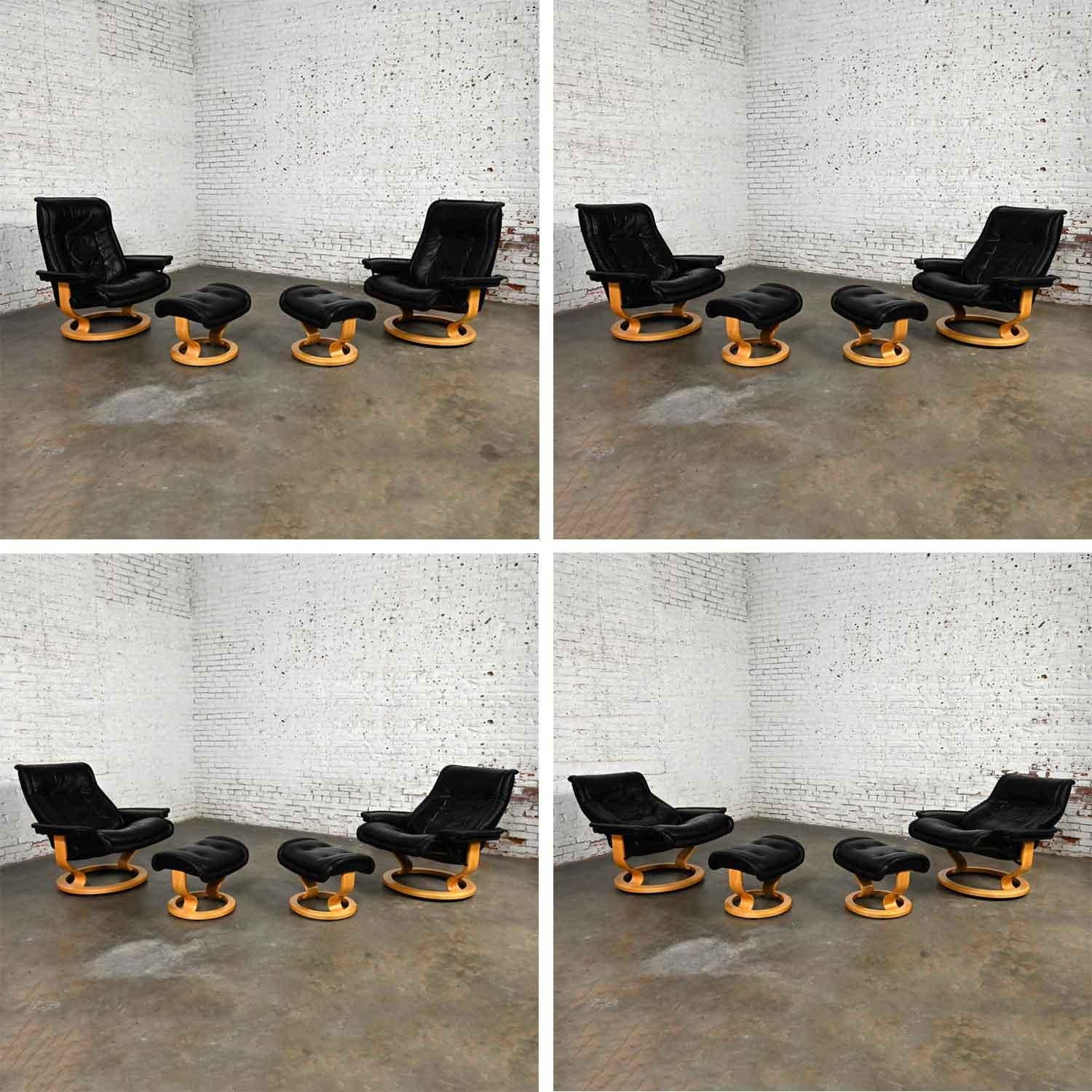 Paire de fauteuils de salon et d'ottomans en cuir noir « Stressless Royal » de Ekornes en vente 3