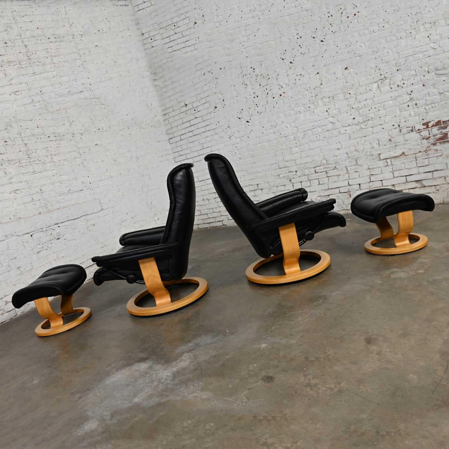 Scandinave moderne Paire de fauteuils de salon et d'ottomans en cuir noir « Stressless Royal » de Ekornes en vente