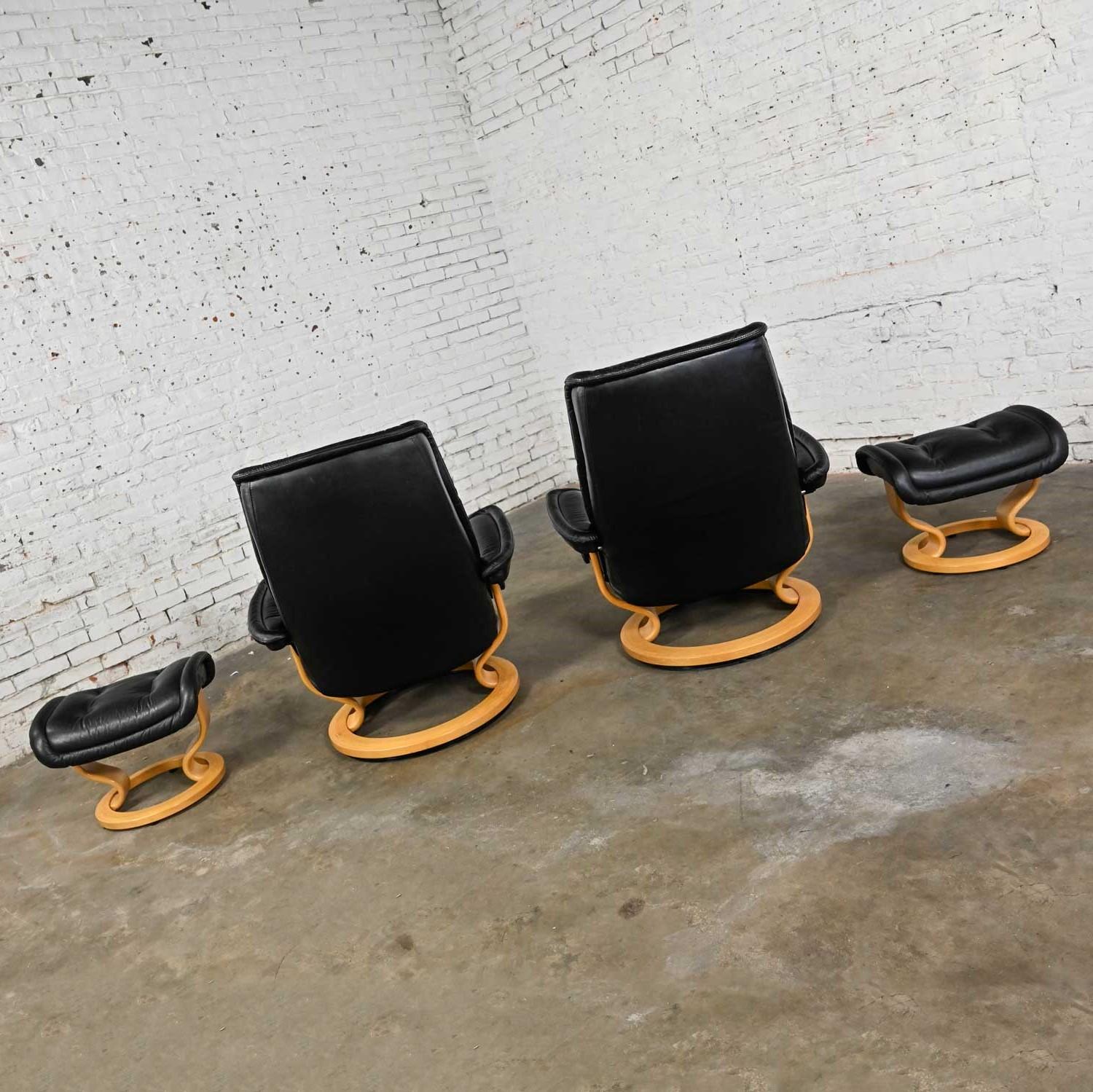 Norvégien Paire de fauteuils de salon et d'ottomans en cuir noir « Stressless Royal » de Ekornes en vente