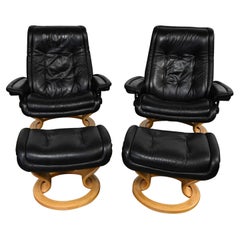 Paire de fauteuils de salon et d'ottomans en cuir noir « Stressless Royal » de Ekornes