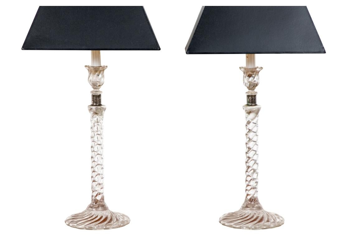 Elegante Pareja de Candelabros de Cristal Remolino Convertido con un precioso Claro y Ligero  presencia y  ahora sirven como Lámparas de Mesa. Cada una de ellas está coronada por una elegante pantalla rectangular en ángulo de color negro con el