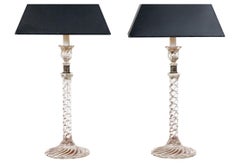 Coppia di candelabri antichi elettrificati in vetro a spirale