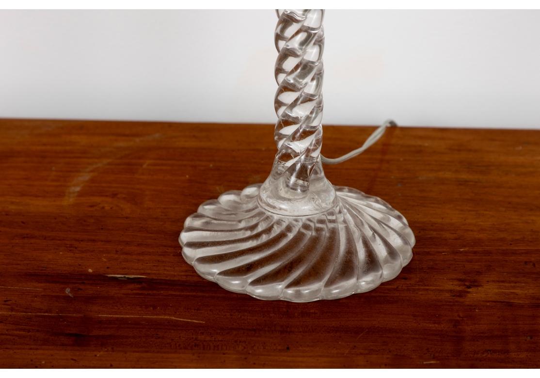 Pareja de candeleros antiguos de cristal en espiral electrificado Regencia de Hollywood en venta