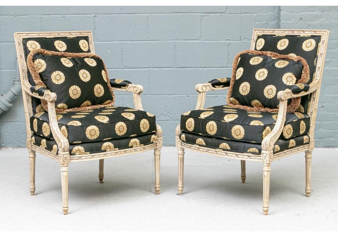 Paar elegante geschnitzte und bemalte Sessel von Sherill (Holz) im Angebot