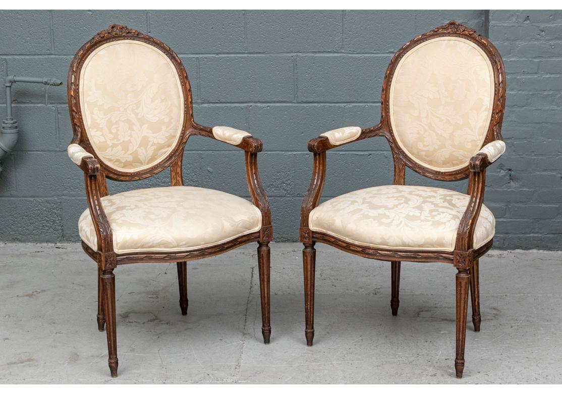 Paar elegante geschnitzte gepolsterte Fauteuils im Style Louis XVI im Zustand „Relativ gut“ im Angebot in Bridgeport, CT