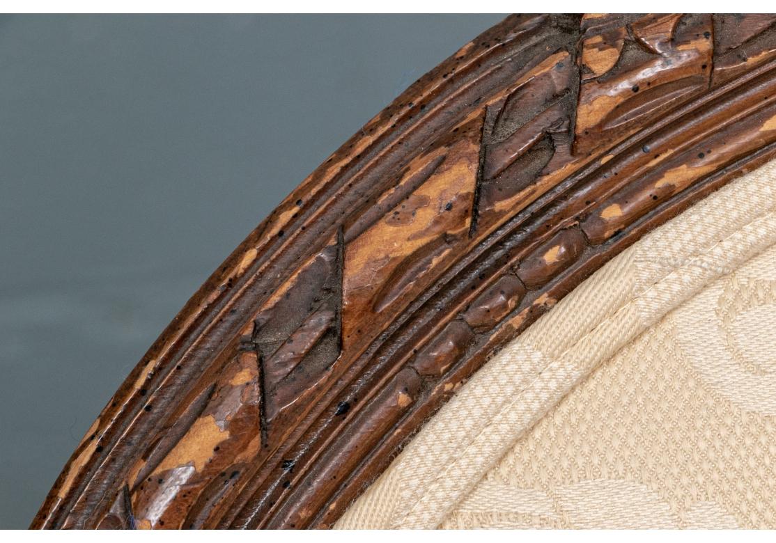 Paar elegante geschnitzte gepolsterte Fauteuils im Style Louis XVI im Angebot 2