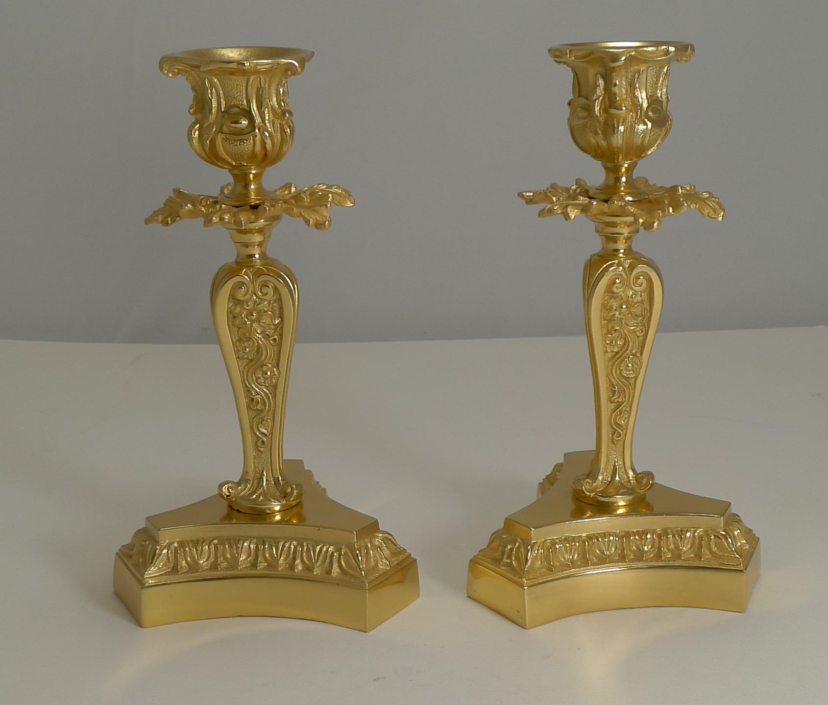 Ein wunderbar elegantes Paar Kerzenhalter aus Bronzeguss, französischer Herkunft und aus der Zeit um 1890.

Diese Größe ist perfekt für einen Schreibtisch oder Kaminsims mit einer Basis, die ungefähr 4