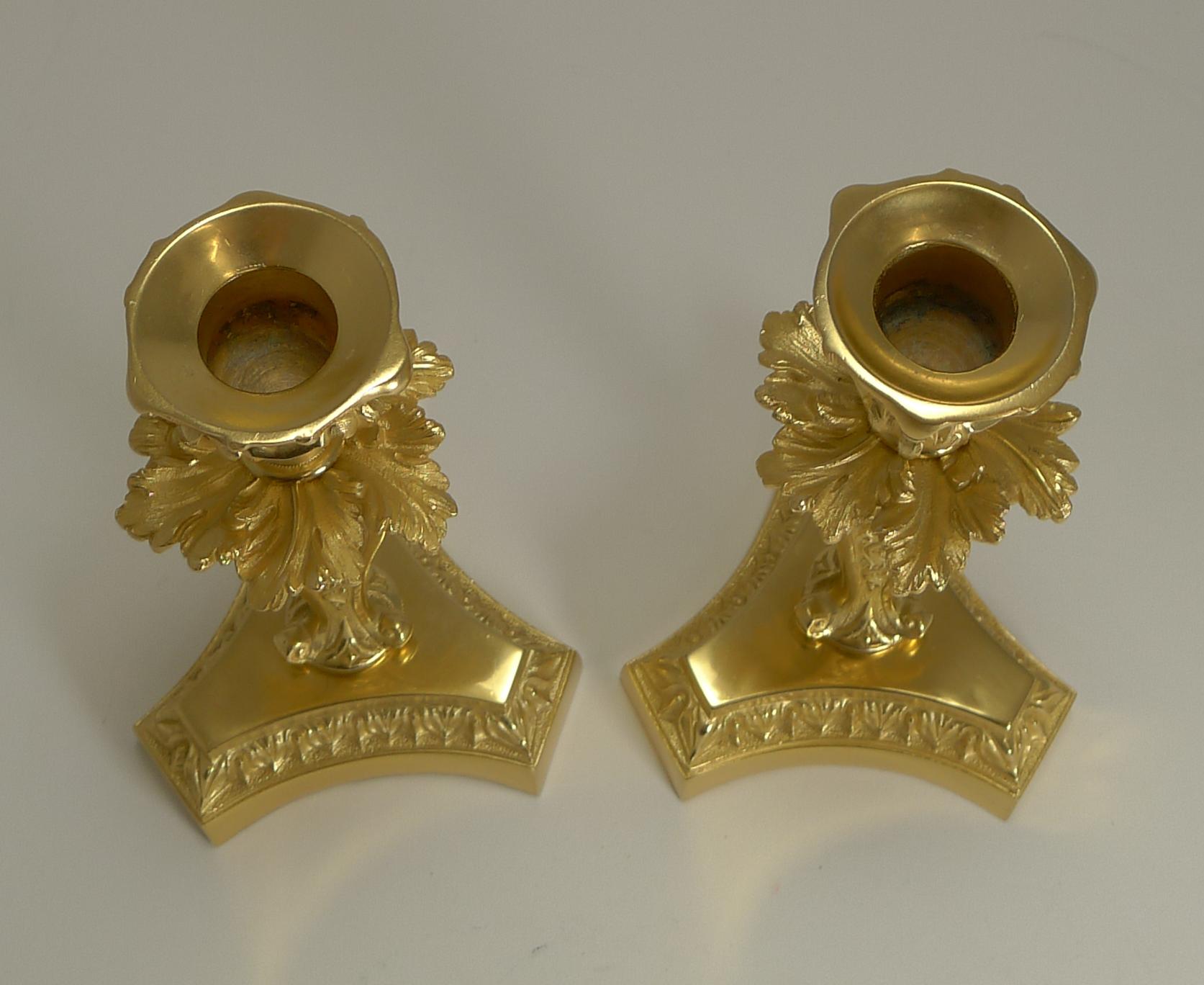 Paar elegante französische Kerzenleuchter aus vergoldeter Bronze, um 1890 (Englisch) im Angebot