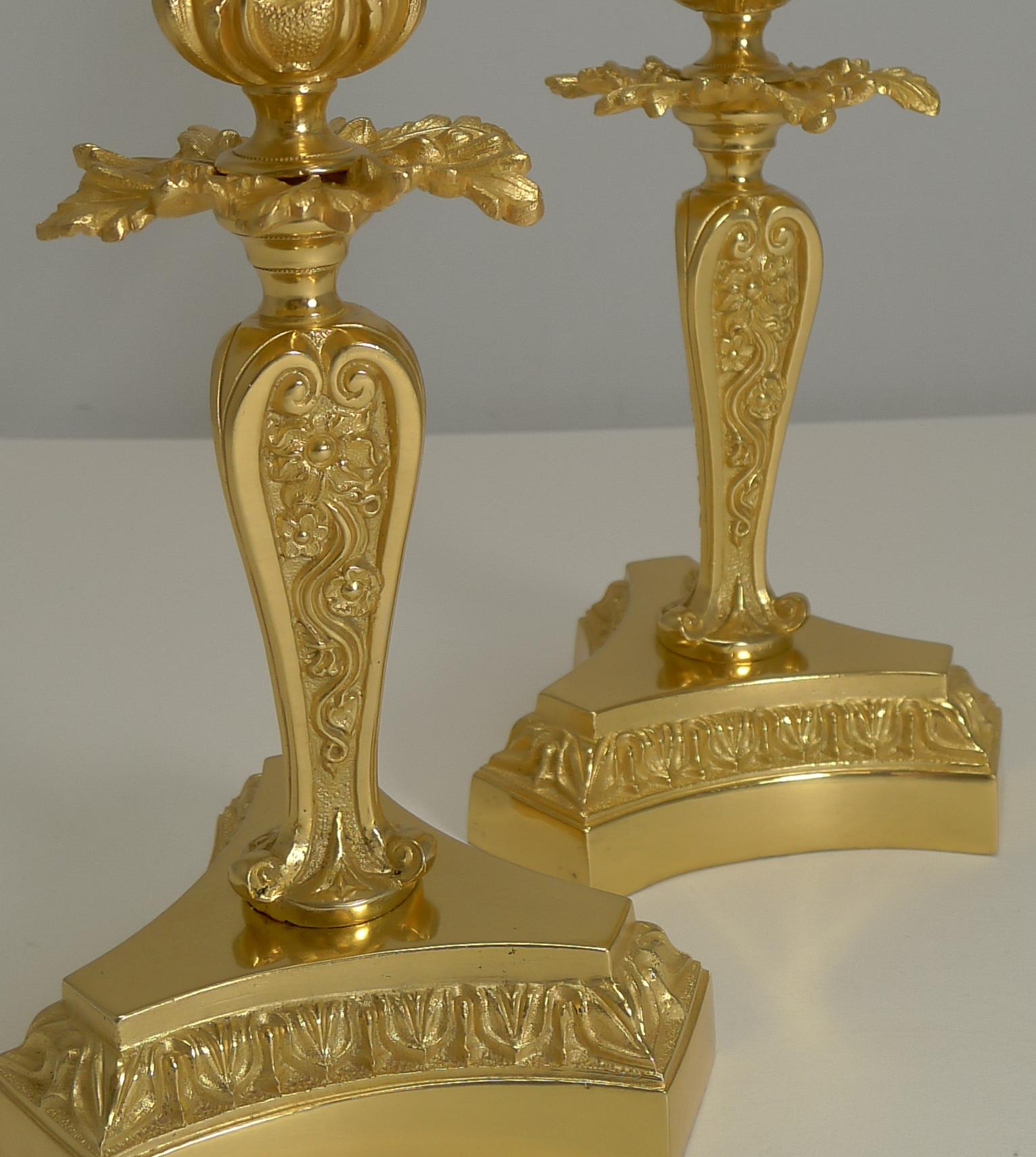 Paar elegante französische Kerzenleuchter aus vergoldeter Bronze, um 1890 im Zustand „Gut“ im Angebot in Bath, GB