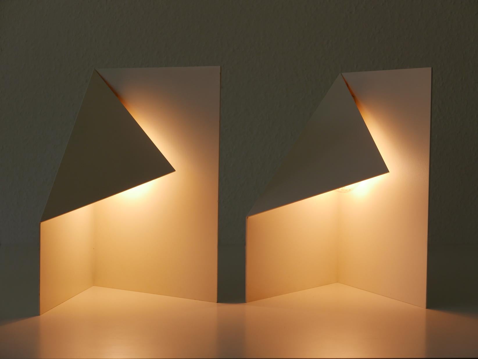 Danese Coppia di eleganti lampade da tavolo A 4 di Torben Holmbäck per B. J. B. Metal Danimarca in vendita