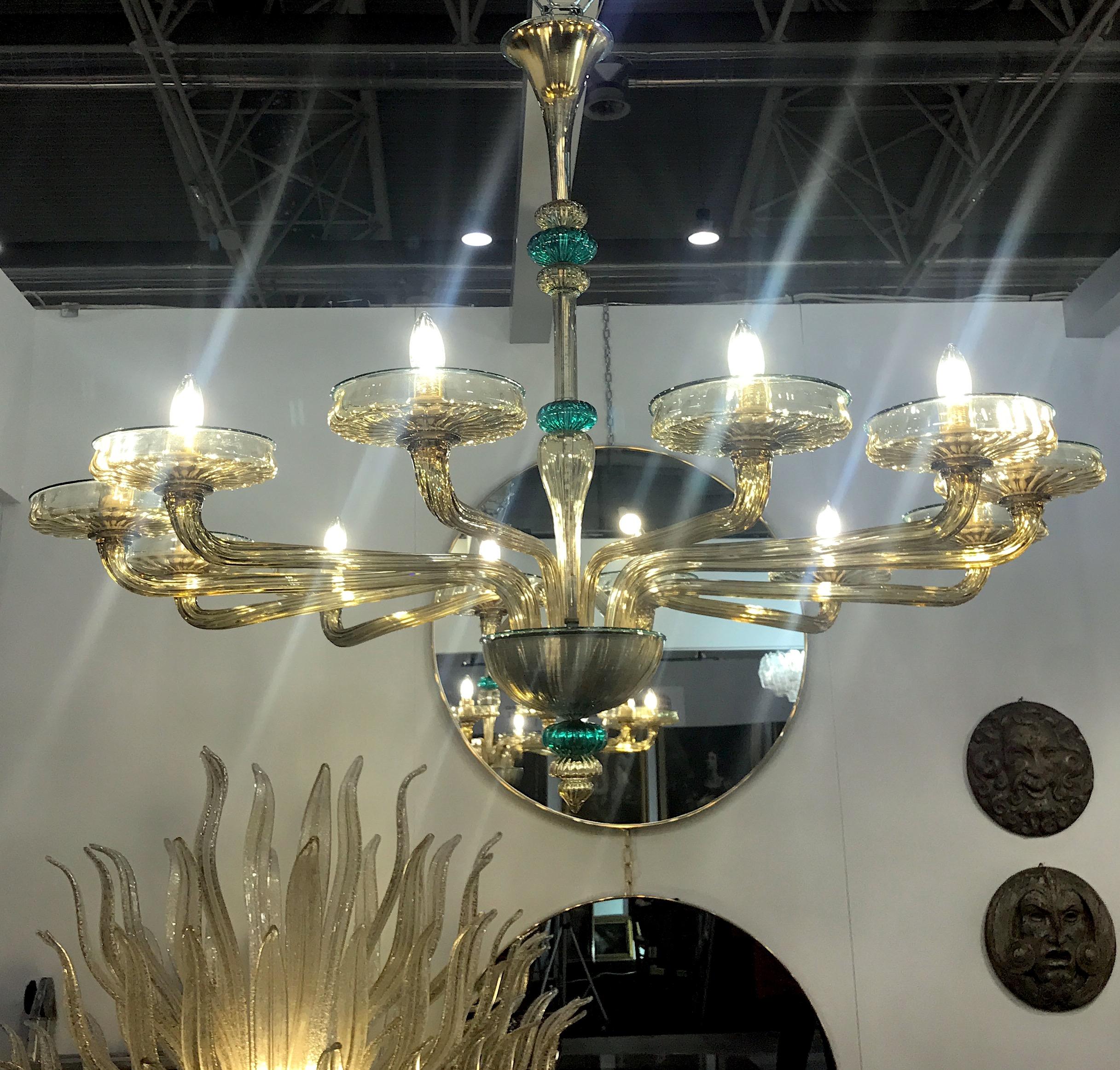 Coppia di eleganti lampadari di Murano in vetro soffiato a mano color ambra e smeraldo Venini, 1960 in vendita 3