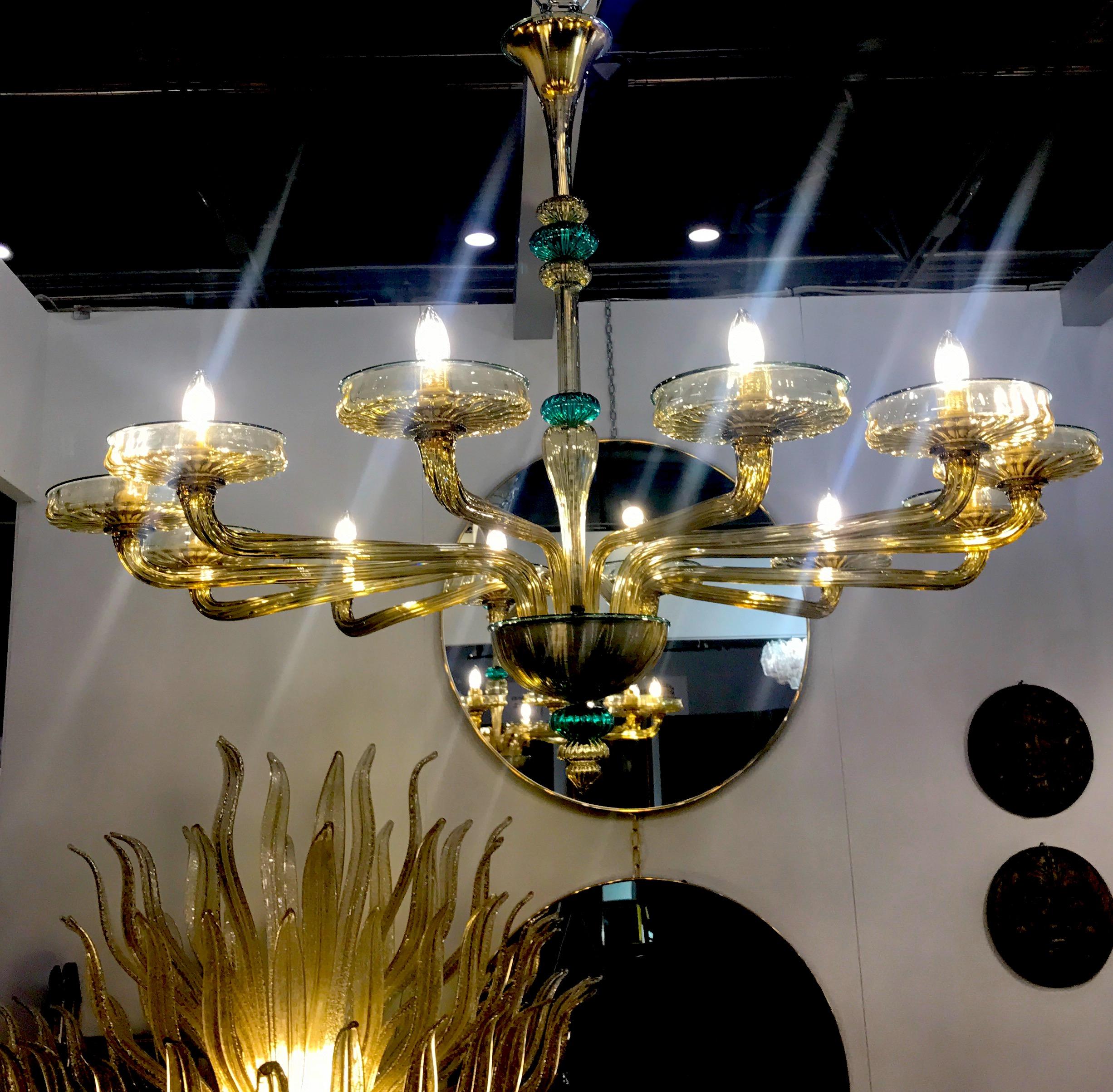 Coppia di eleganti lampadari di Murano in vetro soffiato a mano color ambra e smeraldo Venini, 1960 in vendita 4