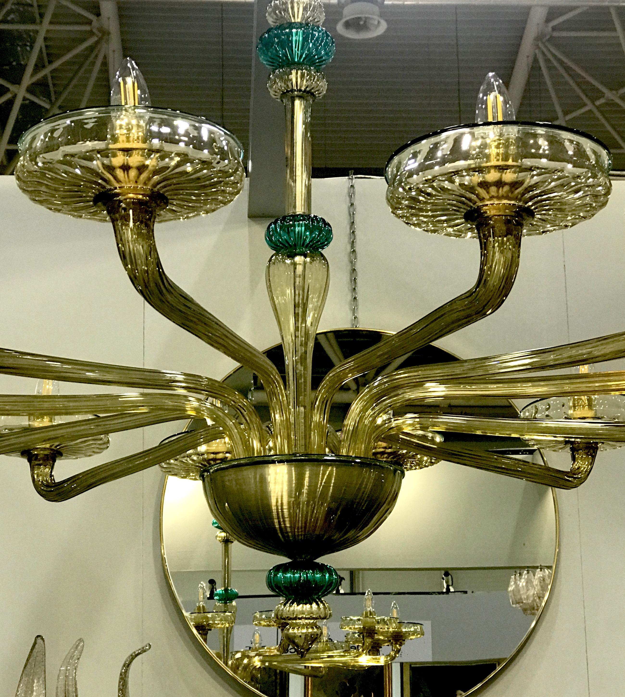 Coppia di eleganti lampadari di Murano in vetro soffiato a mano color ambra e smeraldo Venini, 1960 in vendita 6