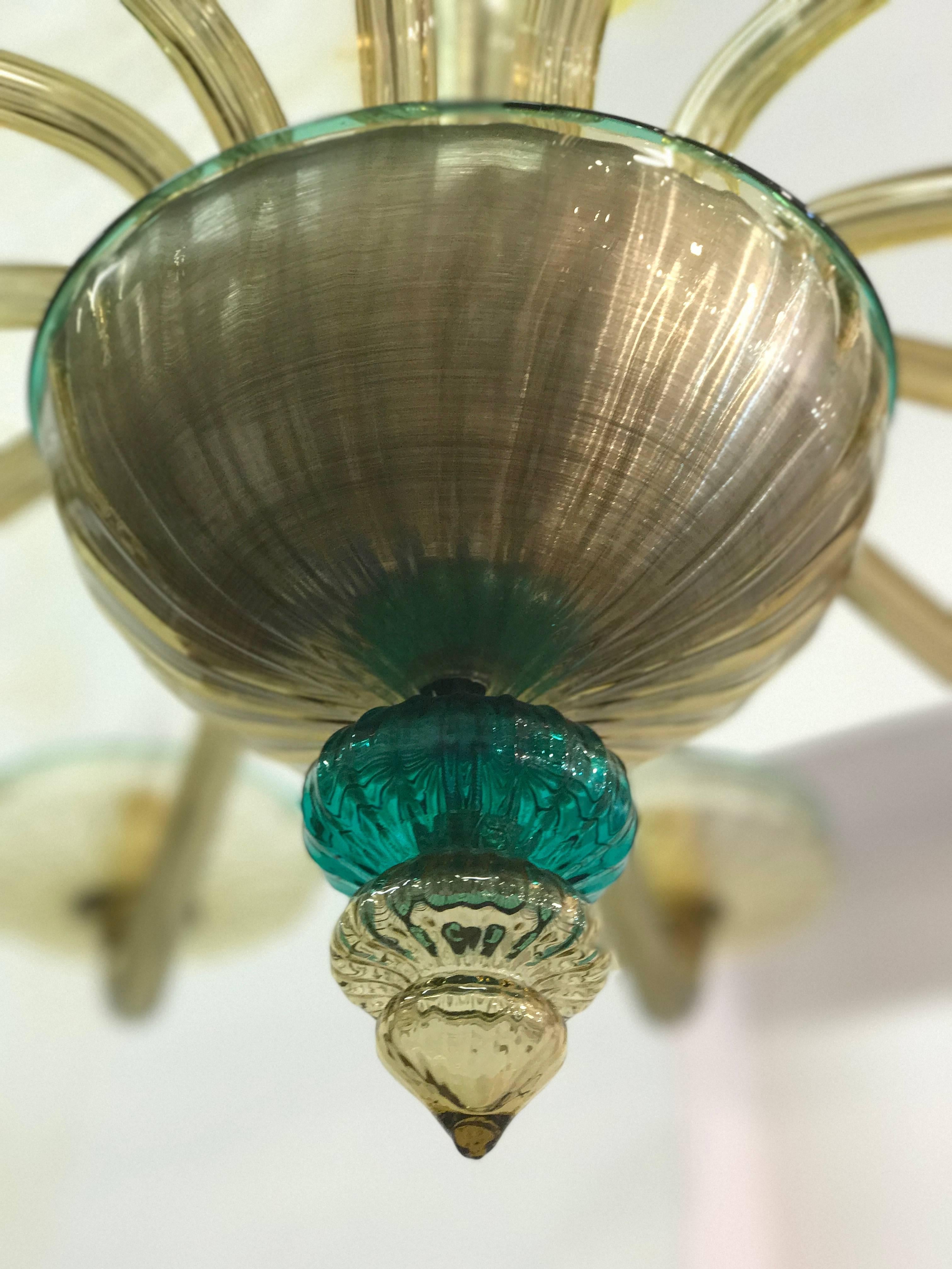 Mid-Century moderno Coppia di eleganti lampadari di Murano in vetro soffiato a mano color ambra e smeraldo Venini, 1960 in vendita
