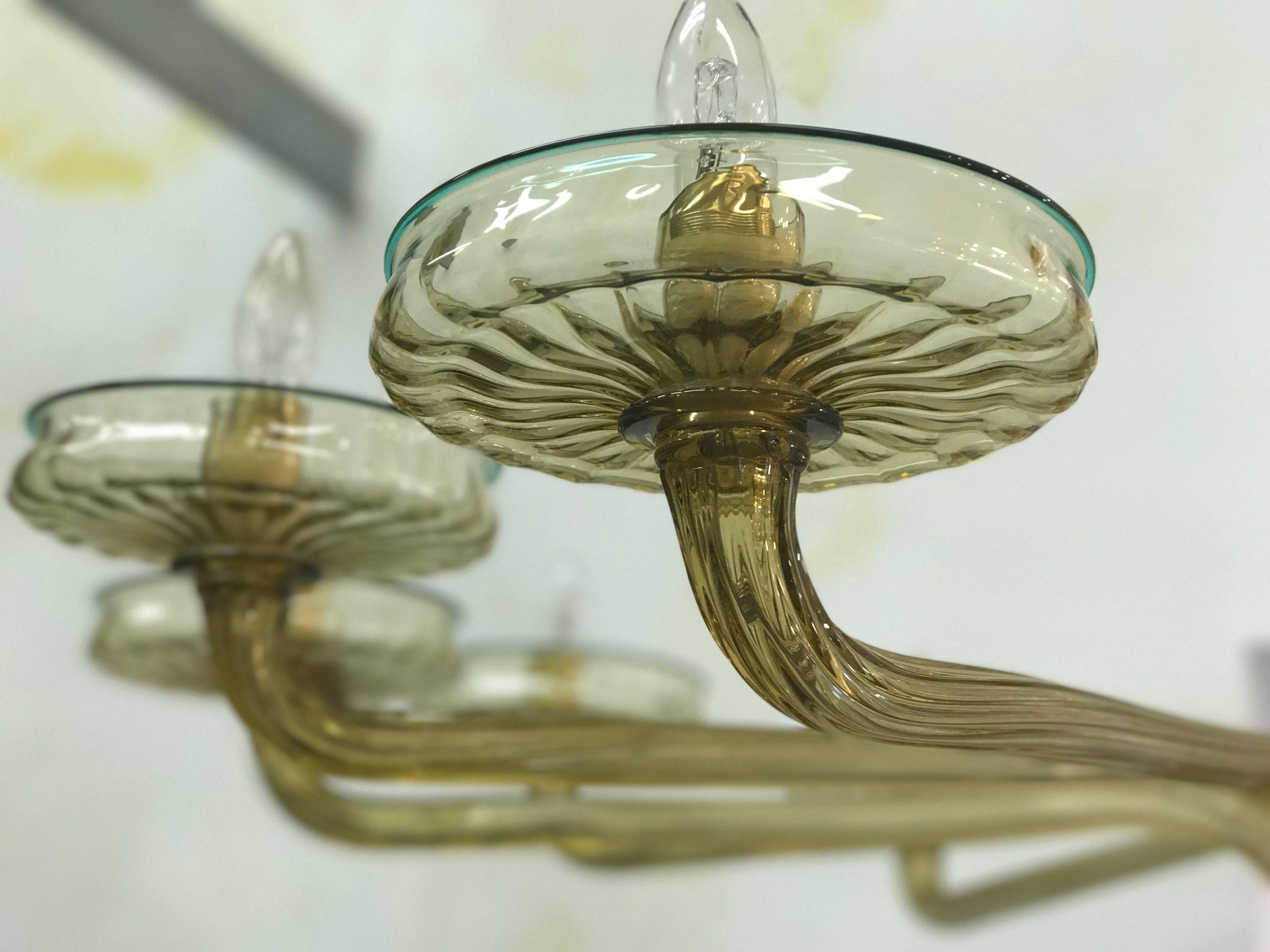 Italiano Coppia di eleganti lampadari di Murano in vetro soffiato a mano color ambra e smeraldo Venini, 1960 in vendita
