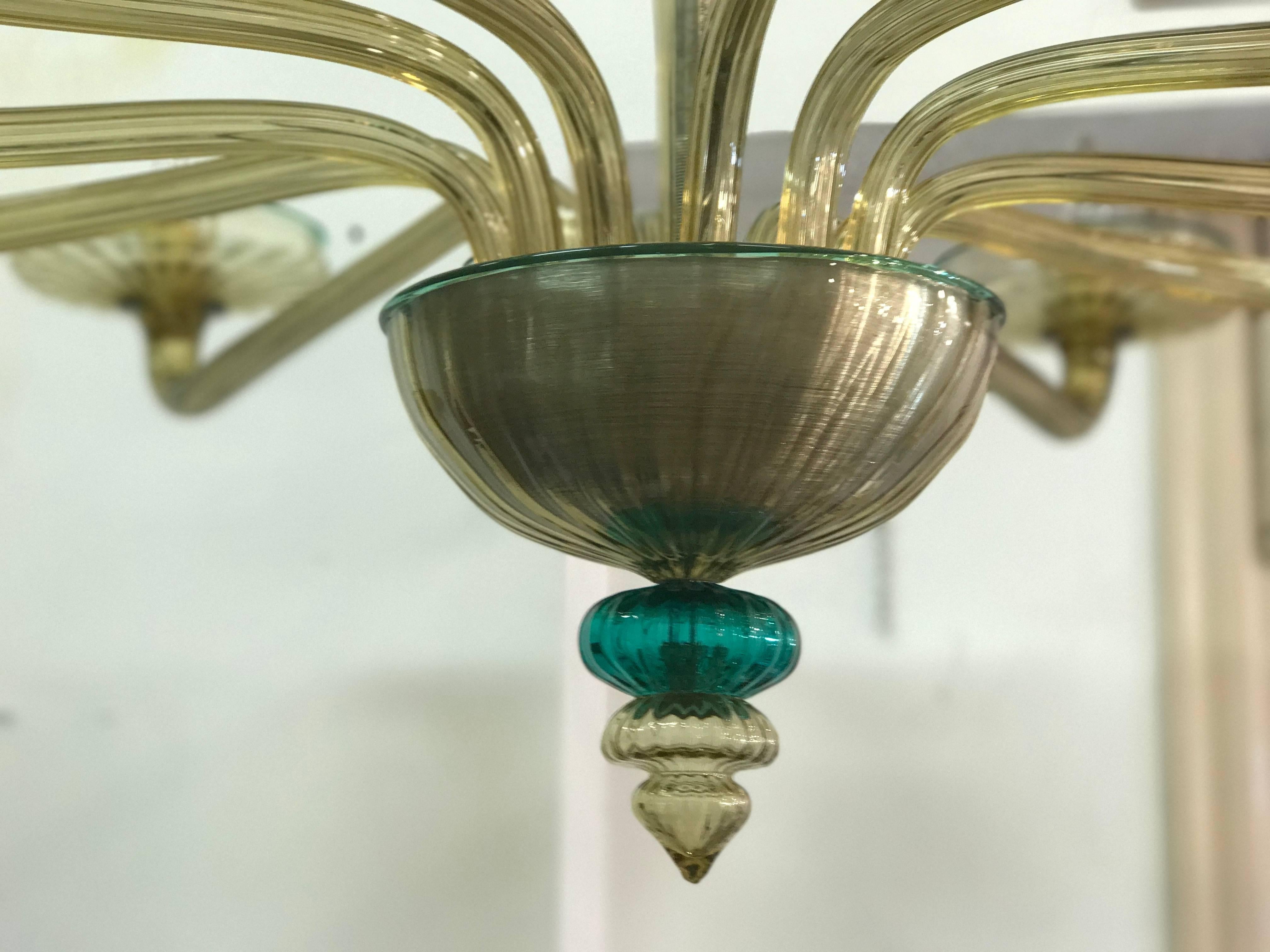 Coppia di eleganti lampadari di Murano in vetro soffiato a mano color ambra e smeraldo Venini, 1960 In condizioni ottime in vendita a Rome, IT