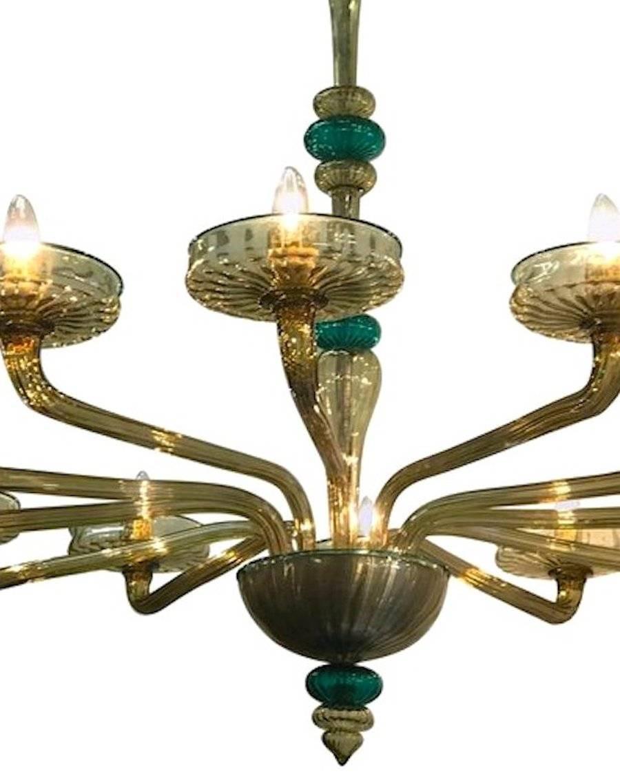 Metà XX secolo Coppia di eleganti lampadari di Murano in vetro soffiato a mano color ambra e smeraldo Venini, 1960 in vendita
