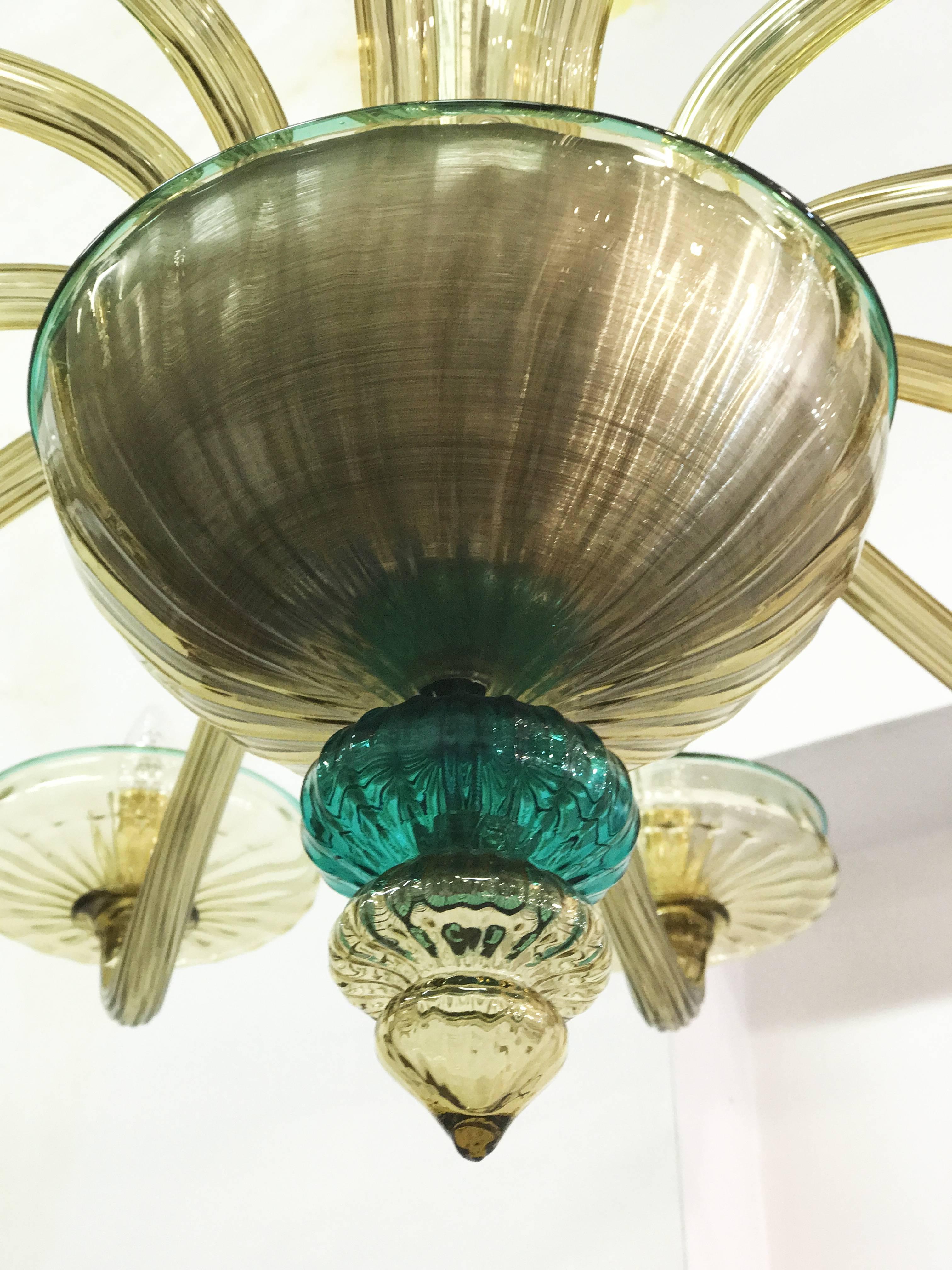 Coppia di eleganti lampadari di Murano in vetro soffiato a mano color ambra e smeraldo Venini, 1960 in vendita 2