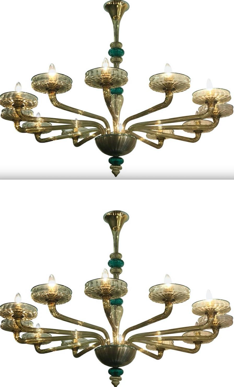 Coppia di eleganti lampadari di Murano in vetro soffiato a mano color ambra e smeraldo Venini, 1960 in vendita