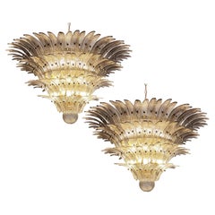 Coppia di eleganti lampade da soffitto a palmetta, vetri fumé di Murano