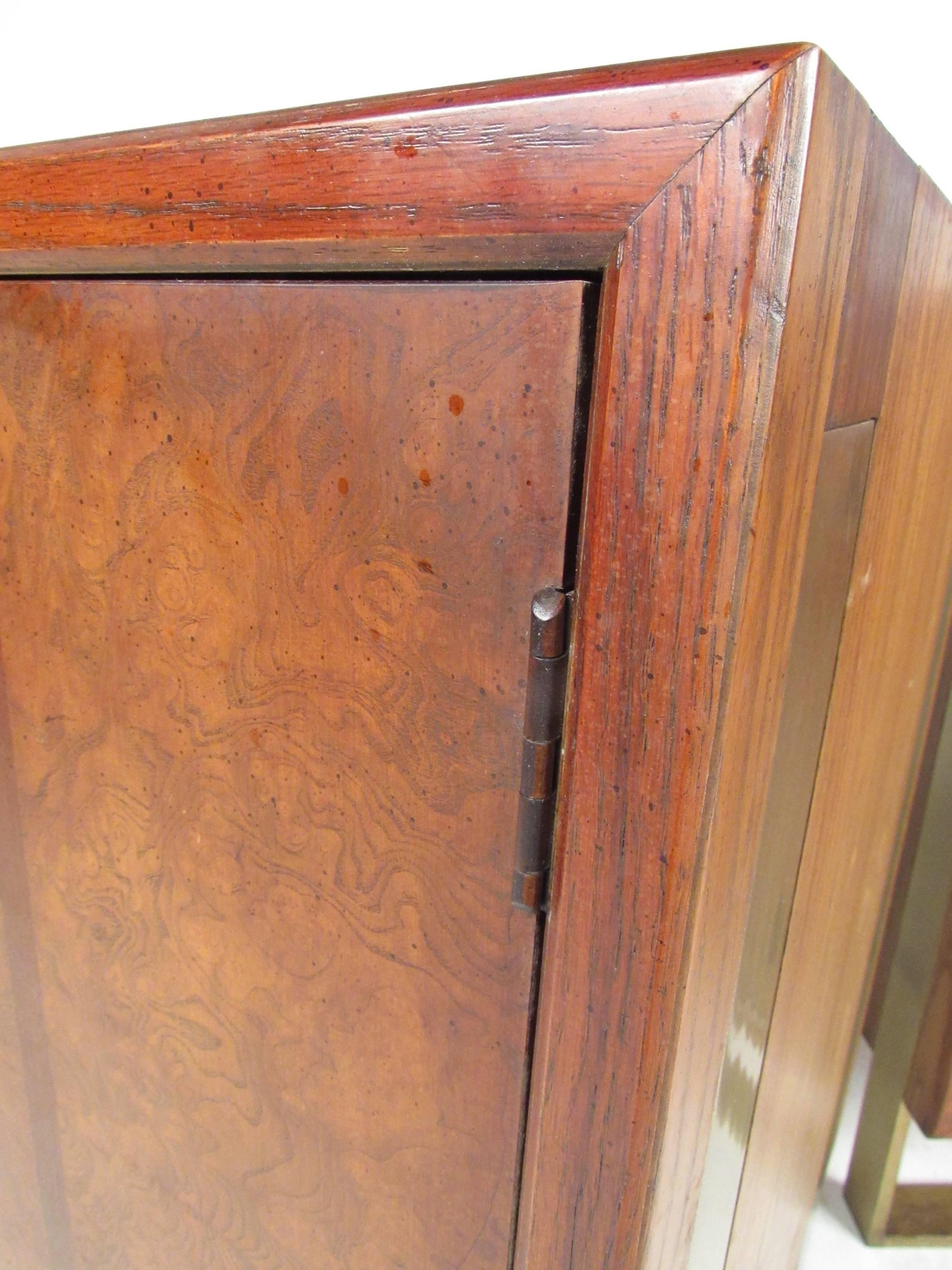 Armoire à pattes de laiton par Thomasville en vente 4