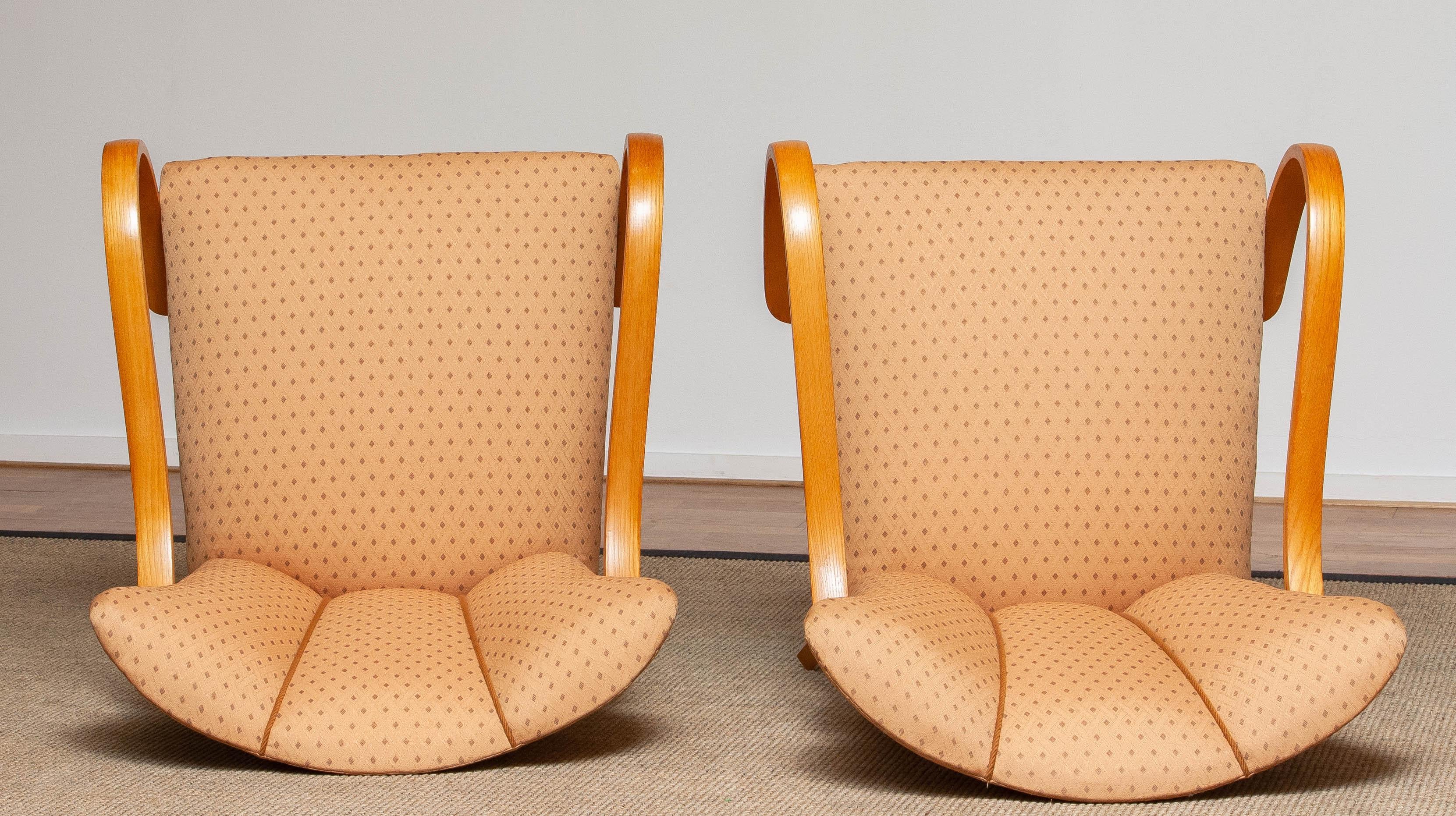 Pareja de sillones de madera curvada de olmo tapizados con tela jacquard ocre. Suecia 1940s en venta 3