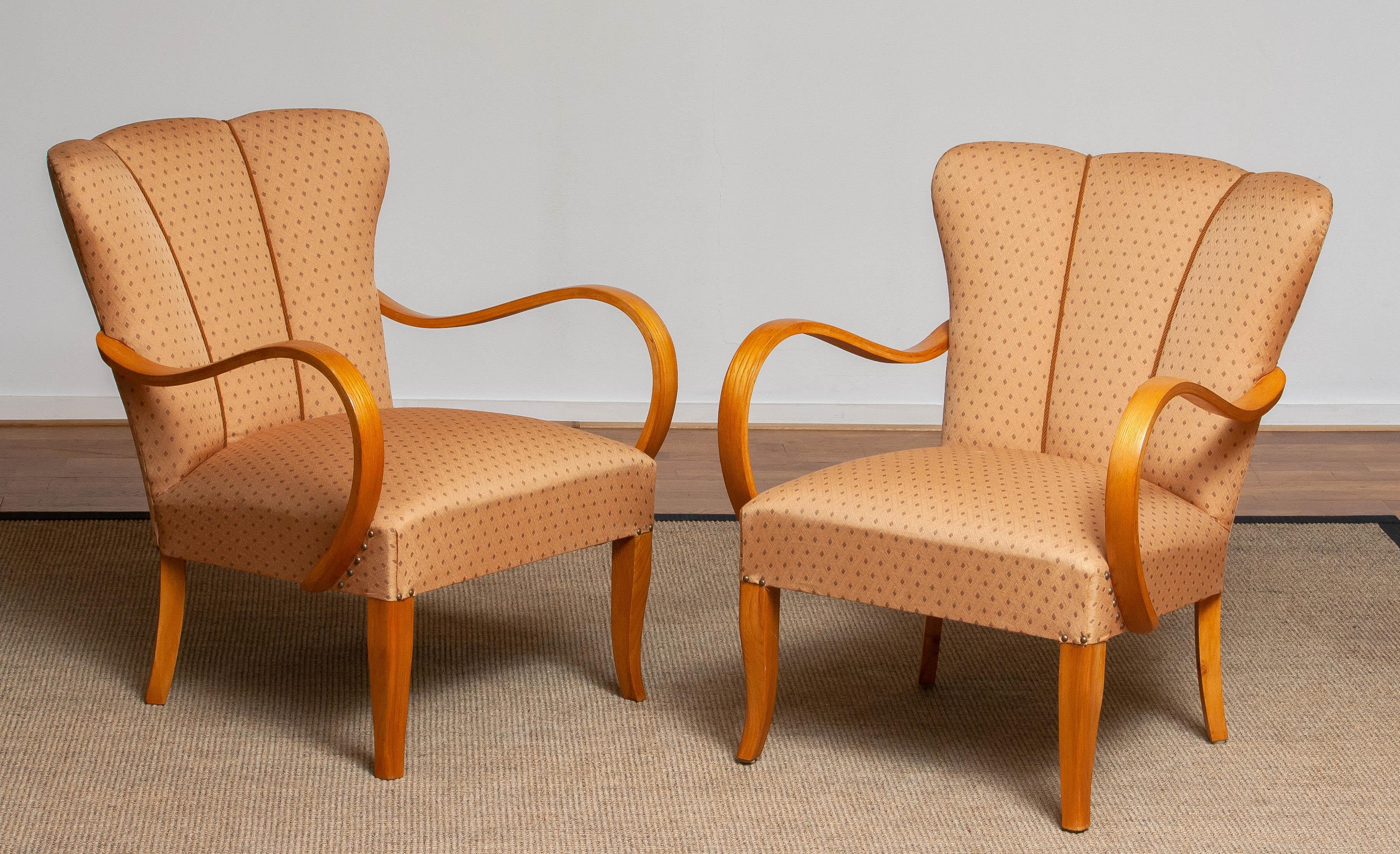 Pareja de sillones de madera curvada de olmo tapizados con tela jacquard ocre. Suecia 1940s Romántico en venta