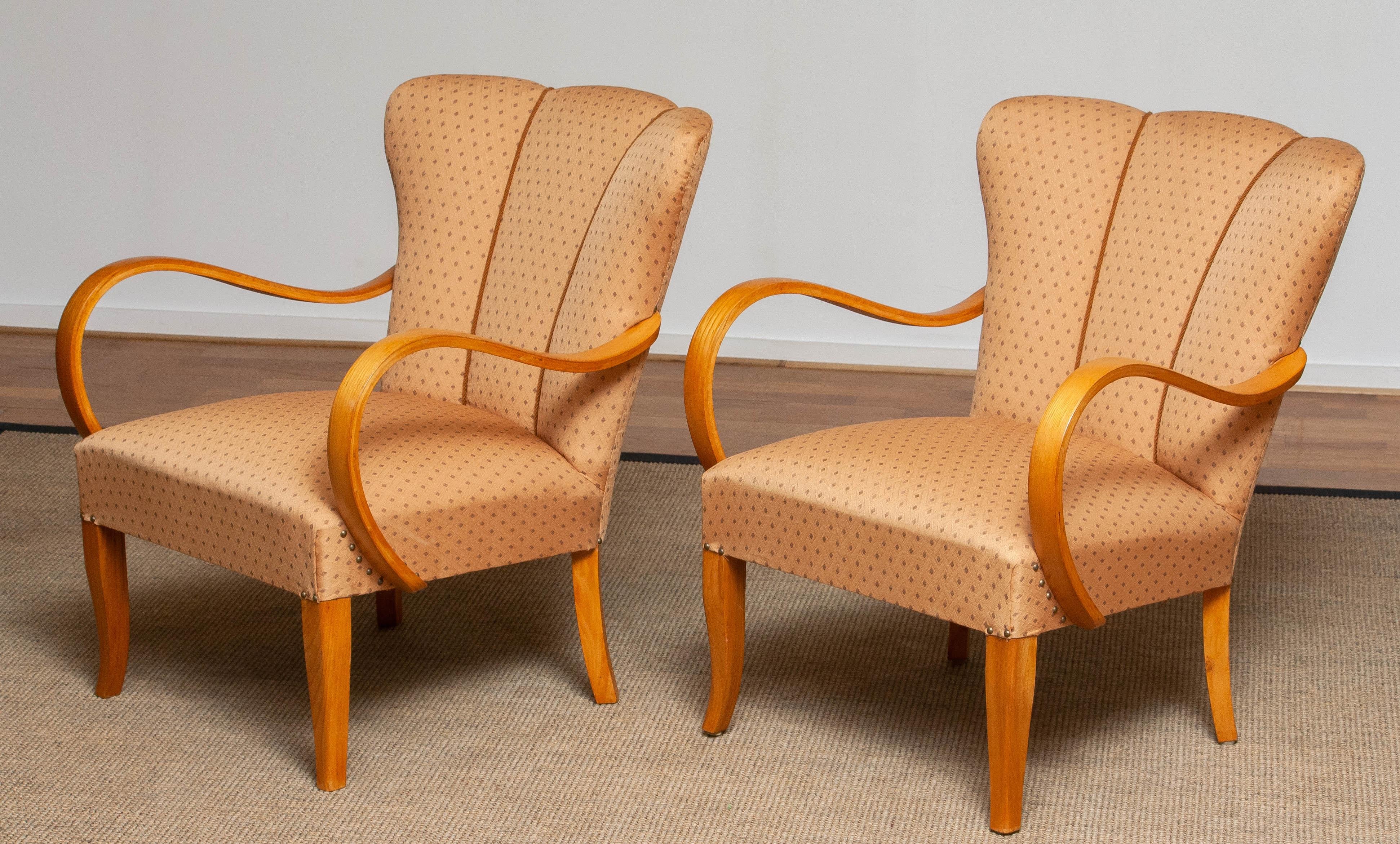 Pareja de sillones de madera curvada de olmo tapizados con tela jacquard ocre. Suecia 1940s Sueco en venta