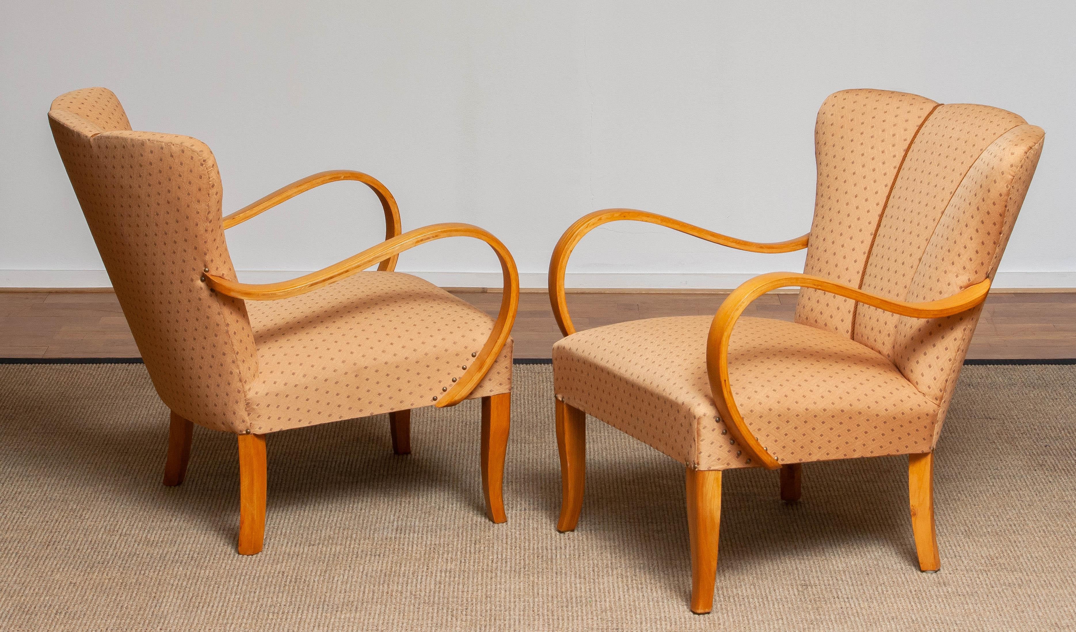 Pareja de sillones de madera curvada de olmo tapizados con tela jacquard ocre. Suecia 1940s en Bueno estado para la venta en Silvolde, Gelderland