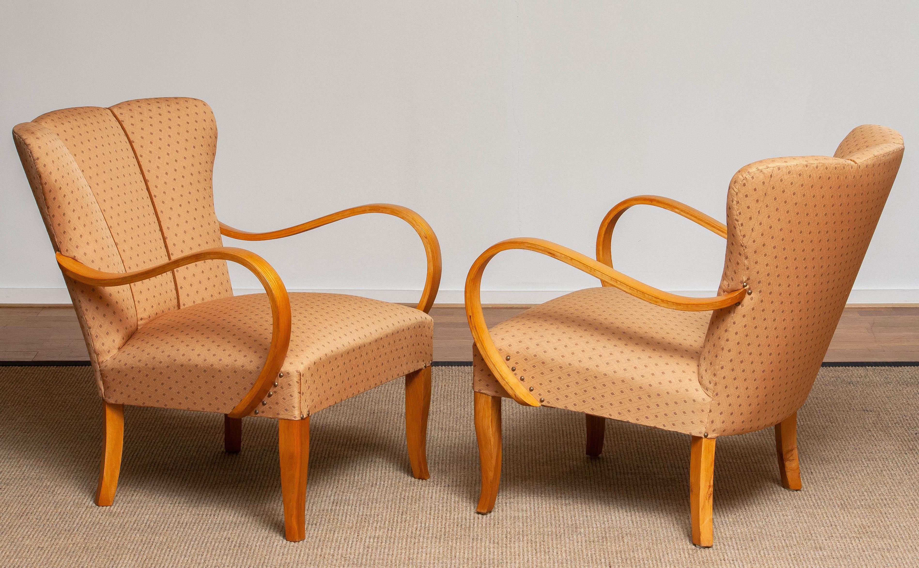 Pareja de sillones de madera curvada de olmo tapizados con tela jacquard ocre. Suecia 1940s mediados del siglo XX en venta