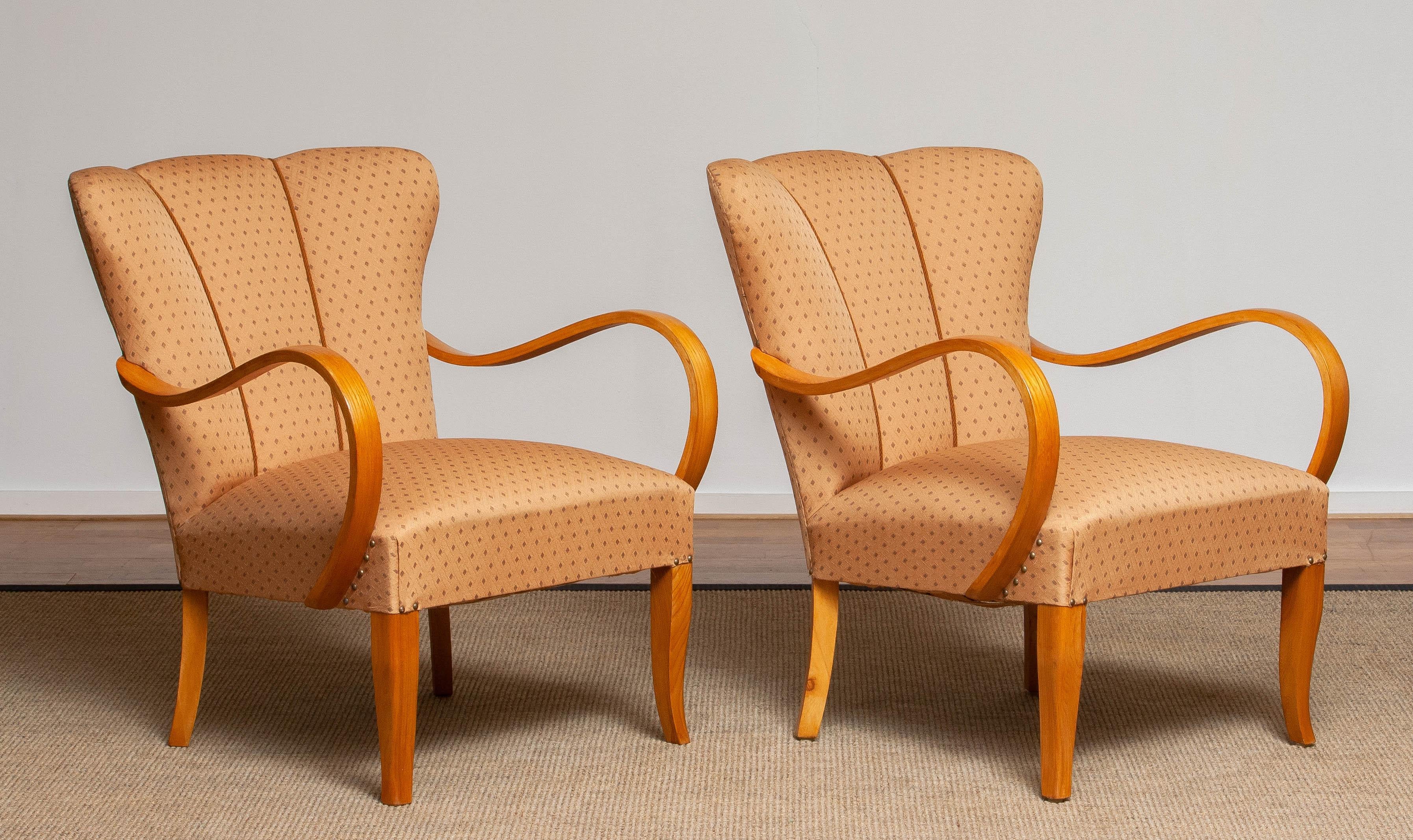 Pareja de sillones de madera curvada de olmo tapizados con tela jacquard ocre. Suecia 1940s Tela en venta
