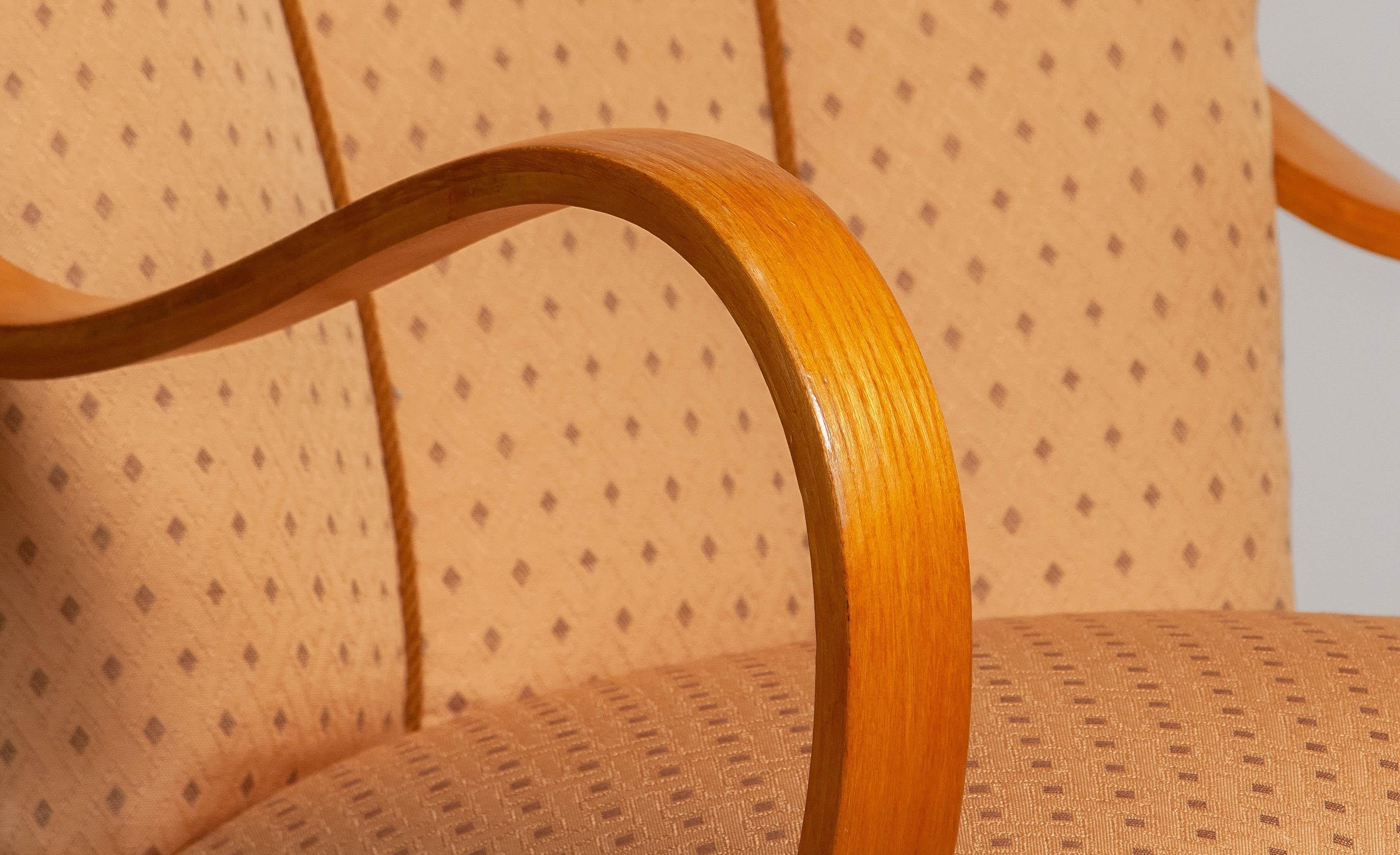 Pareja de sillones de madera curvada de olmo tapizados con tela jacquard ocre. Suecia 1940s en venta 1