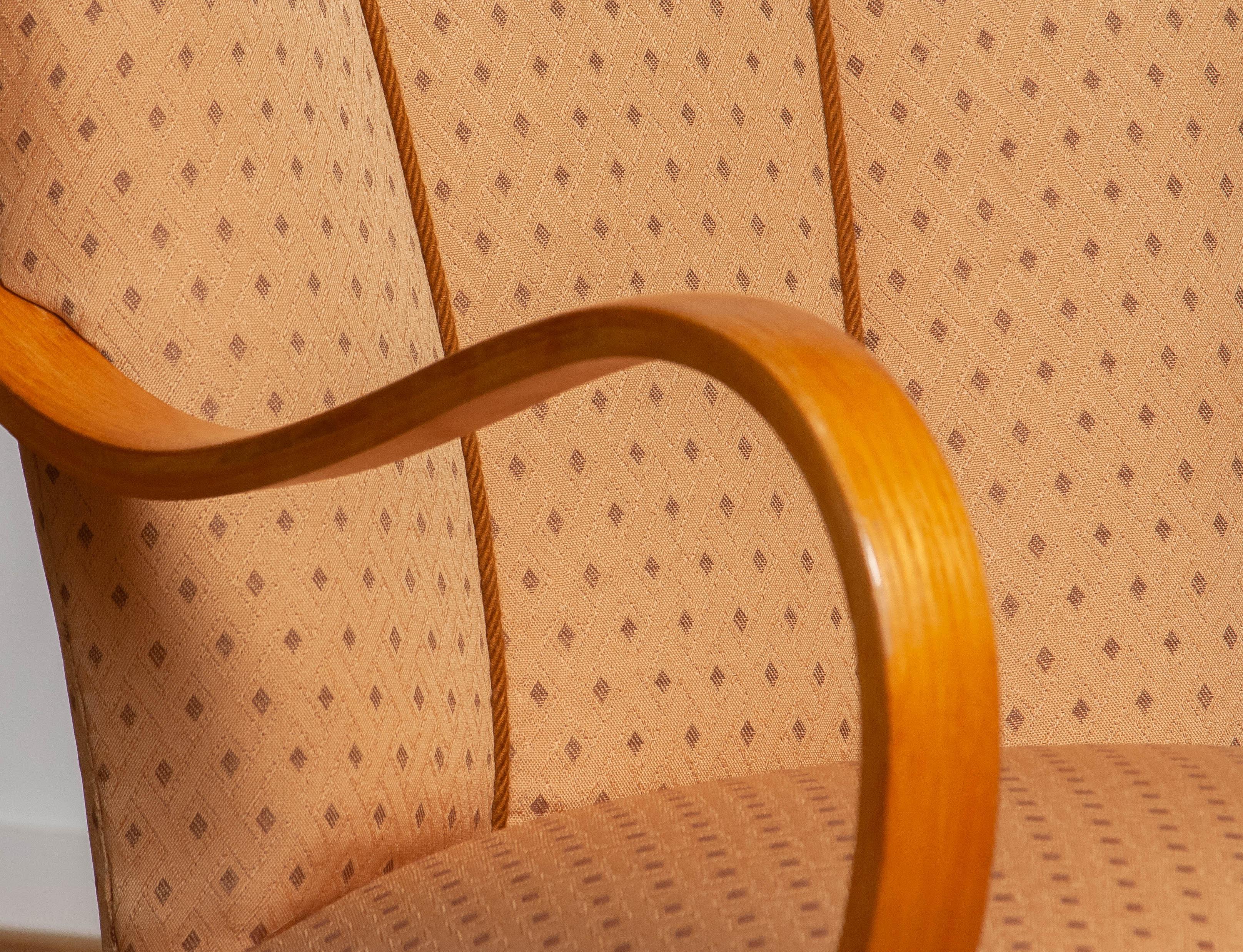 Pareja de sillones de madera curvada de olmo tapizados con tela jacquard ocre. Suecia 1940s en venta 2