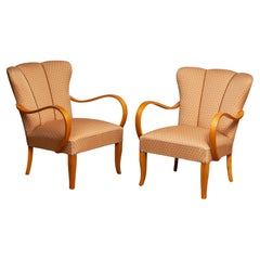 Pareja de sillones de madera curvada de olmo tapizados con tela jacquard ocre. Suecia 1940s