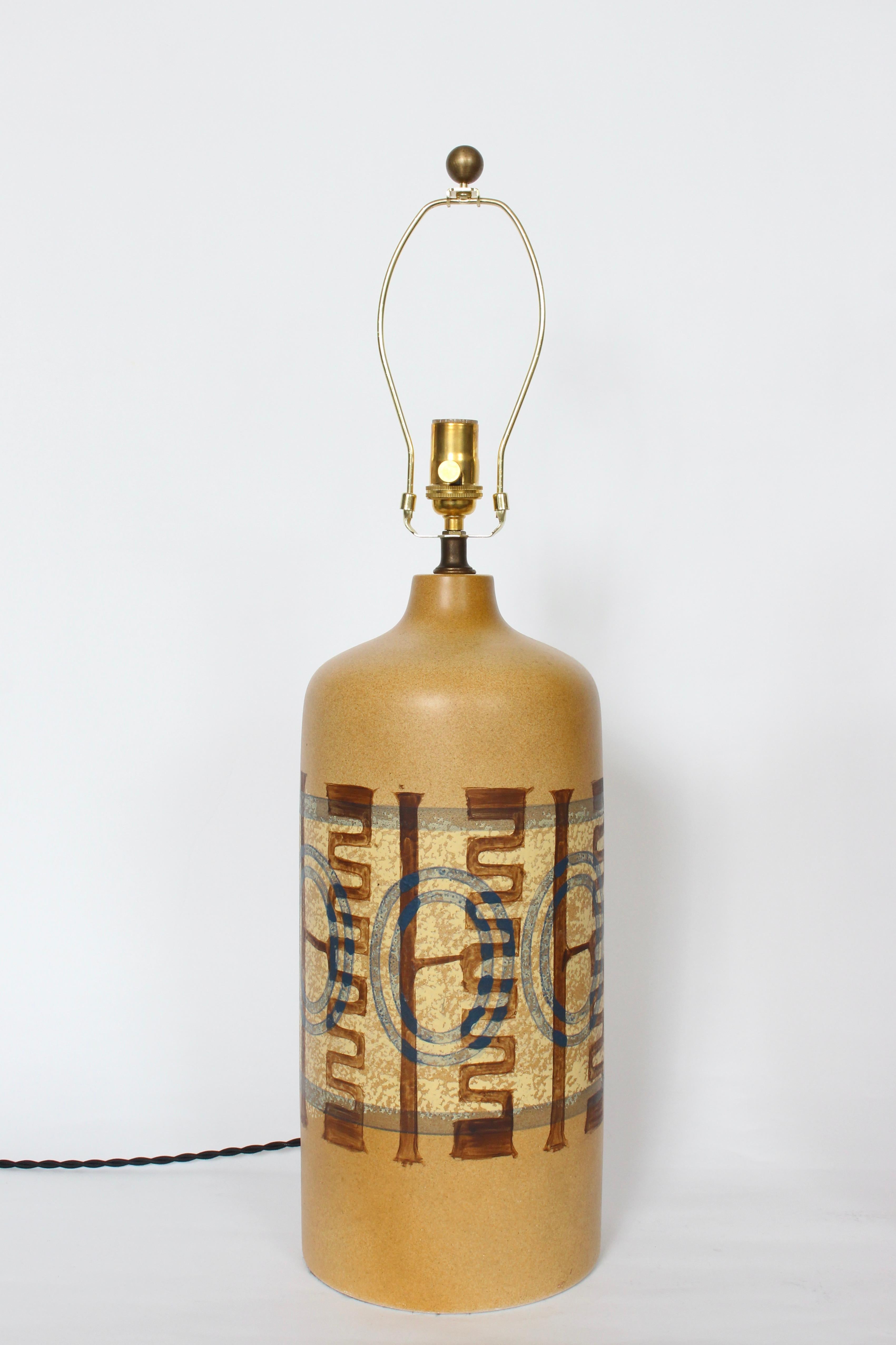20ième siècle Paire de lampes de bureau à motifs moutarde de Elspeth Cohen pour Lapid Pottery, années 1960 en vente