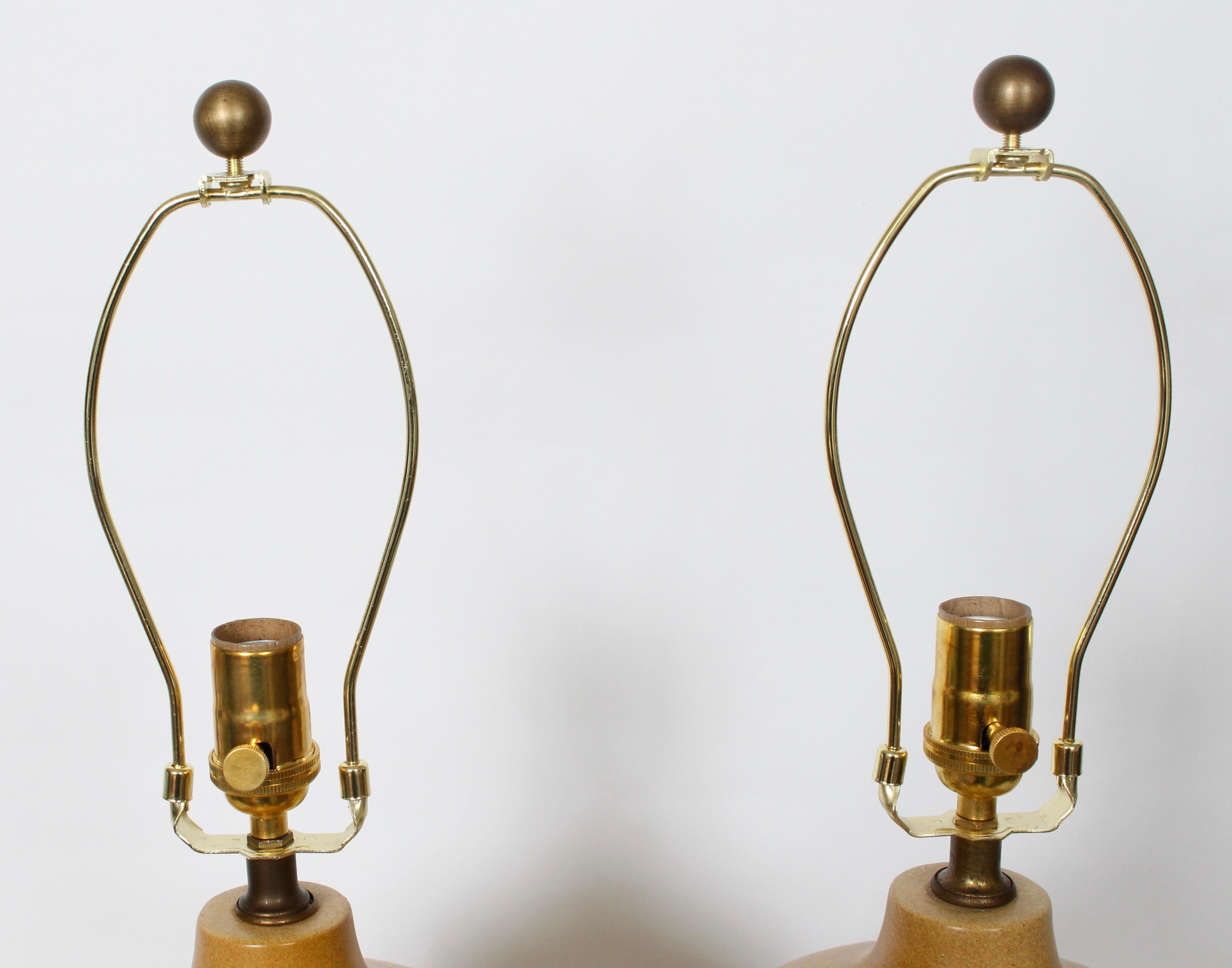 Céramique Paire de lampes de bureau à motifs moutarde de Elspeth Cohen pour Lapid Pottery, années 1960 en vente
