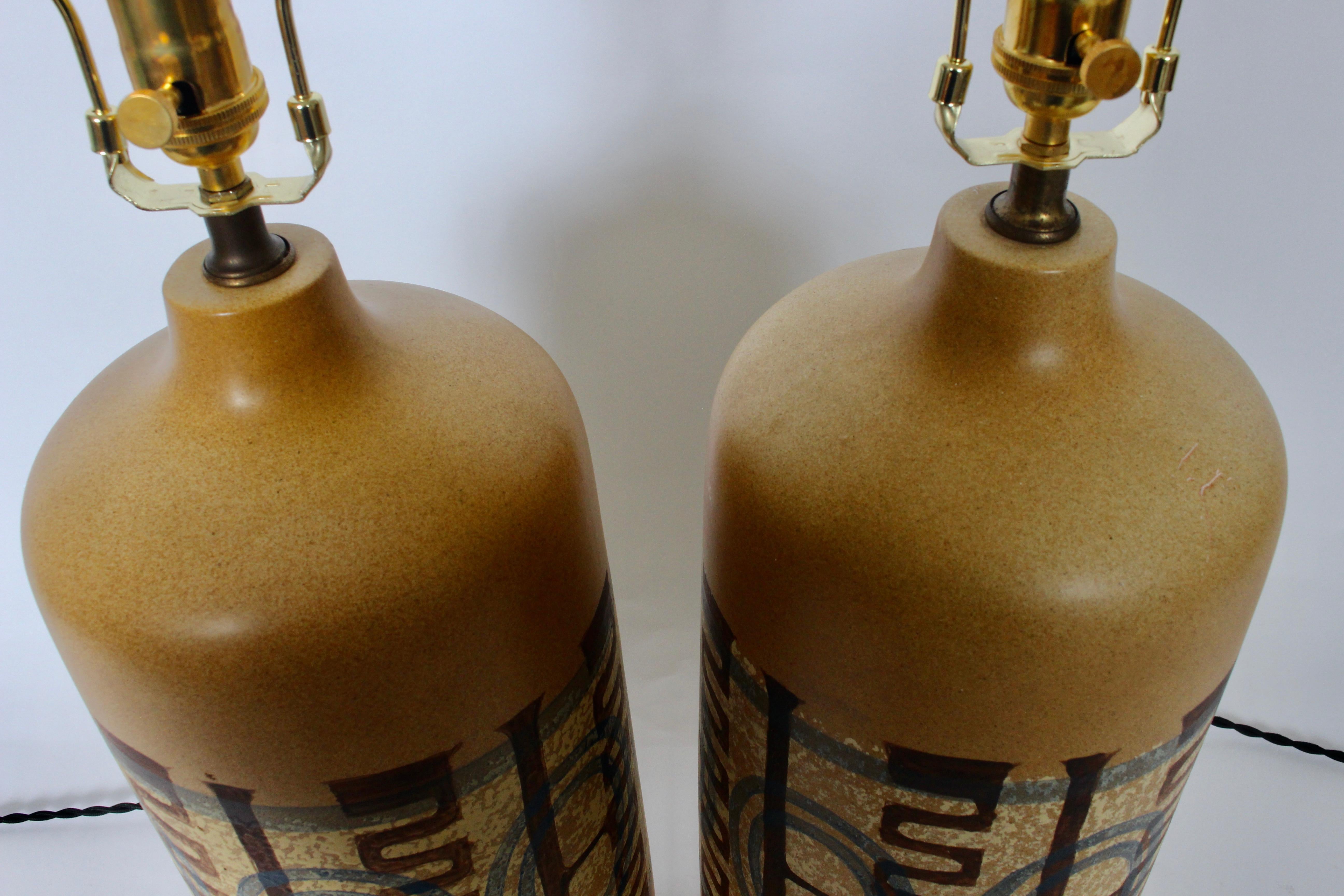 Paire de lampes de bureau à motifs moutarde de Elspeth Cohen pour Lapid Pottery, années 1960 en vente 2