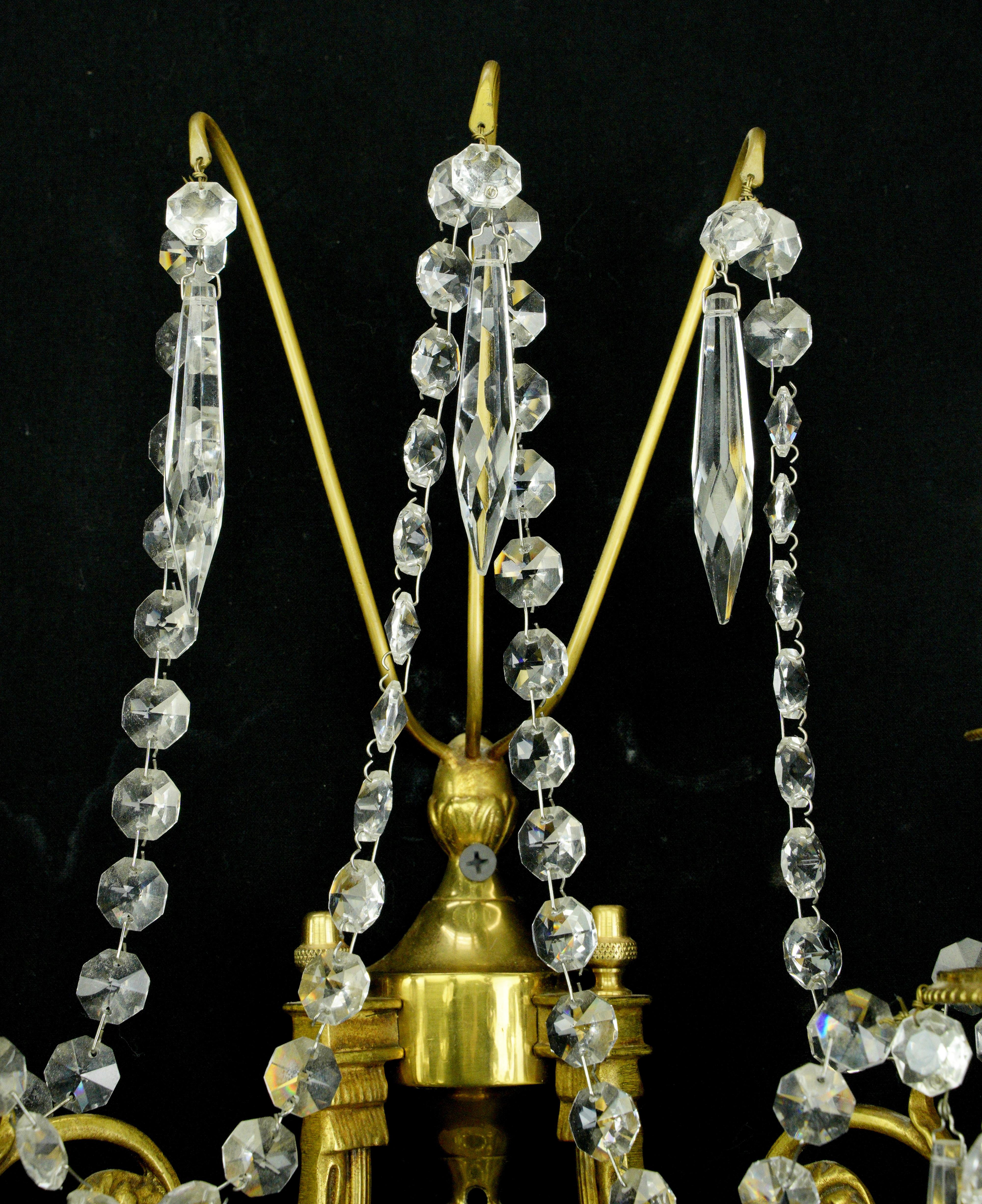 Coppia di candelabri da parete Empire a 2 bracci in cristallo d'ottone in vendita 3