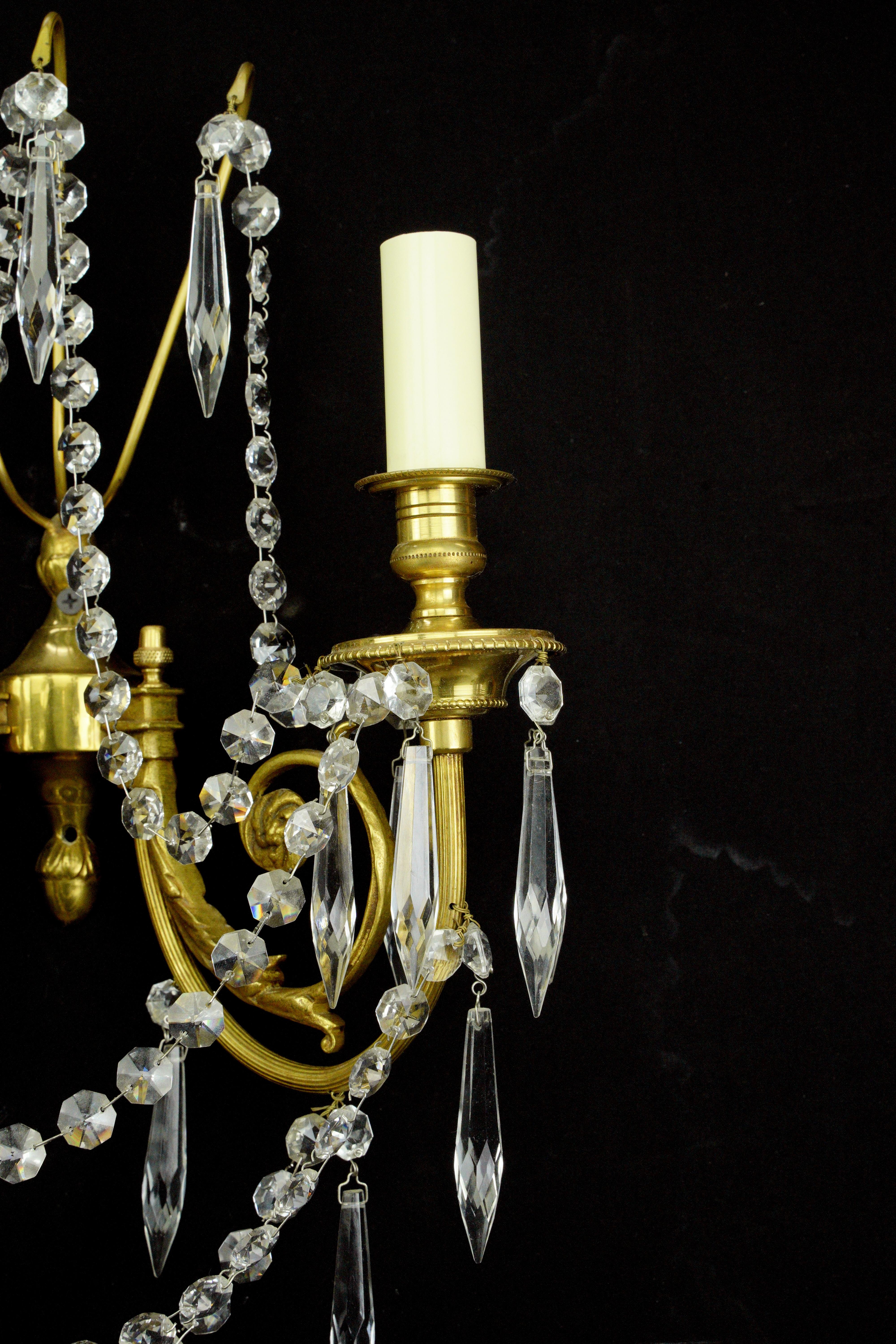 Coppia di candelabri da parete Empire a 2 bracci in cristallo d'ottone in vendita 4