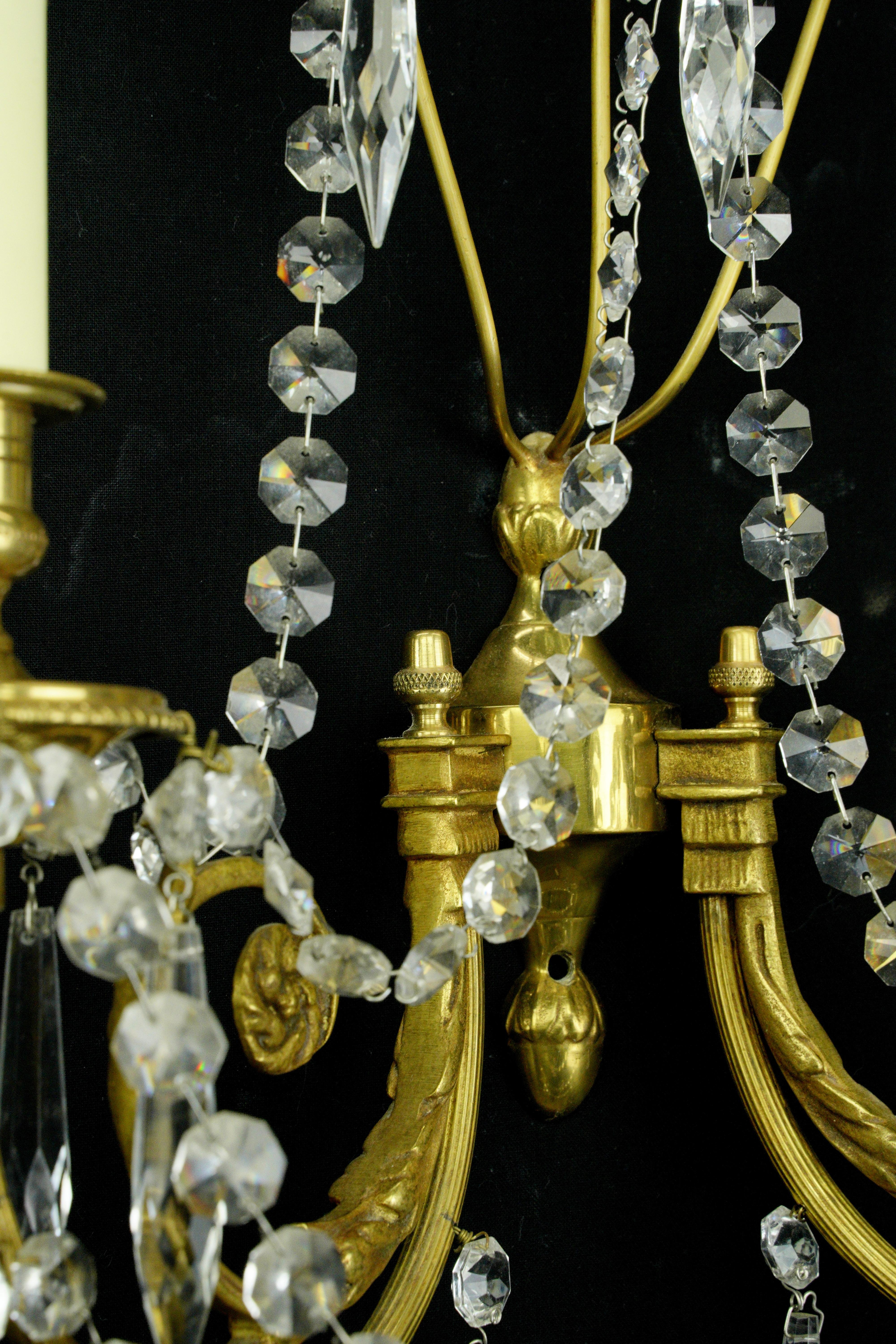 Coppia di candelabri da parete Empire a 2 bracci in cristallo d'ottone in vendita 5