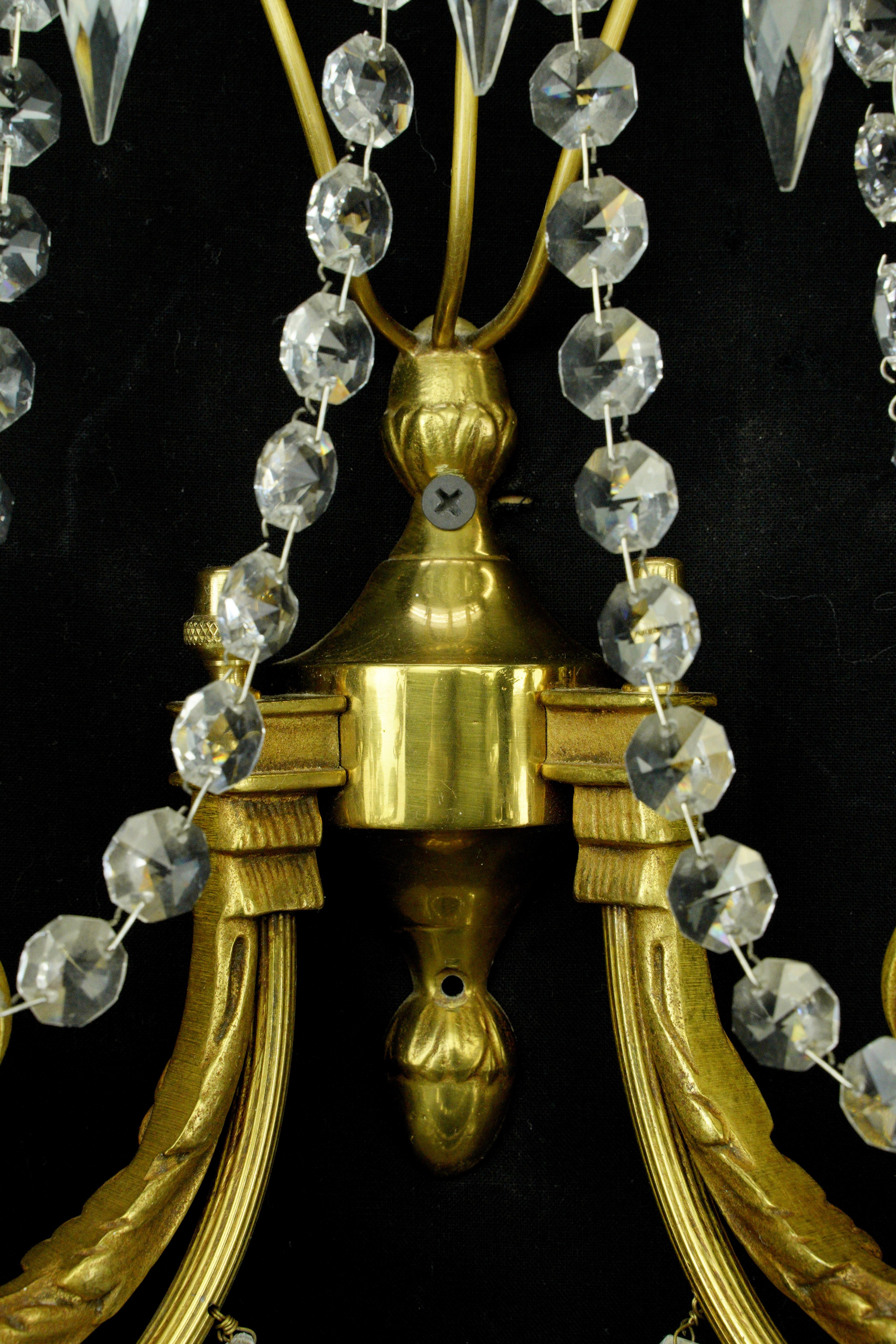 Coppia di candelabri da parete Empire a 2 bracci in cristallo d'ottone in vendita 6
